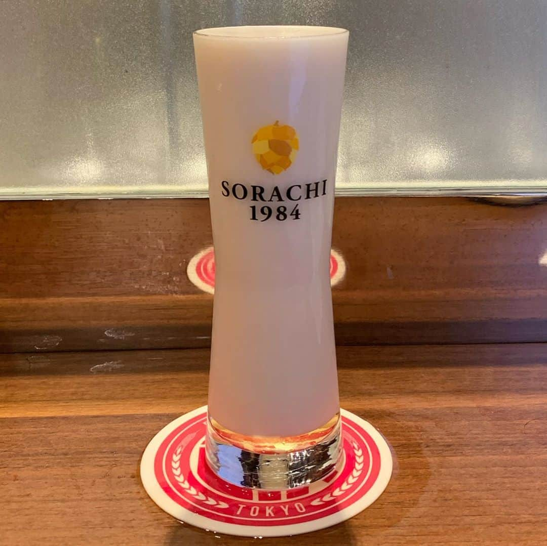 くろさんのインスタグラム写真 - (くろInstagram)「🍺 今宵は10/23に閉店しちゃうビアケラー東京でGoToEat😋 閉店するのでビアケラーの新品ジョッキが購入できます🍺←豆が抱えてるジョッキは400ml用 そんなこんなで、SORACHI1984呑み放題堪能させていただきました🙇🏻 SORACHI4種の中ではDOUBLEが一番好きかなぁ🍺 最後の画像はミルコとも呼ばれる泡だけの飲み方のソラチ・ラテ◡̈ ←缶ビールでは味わえないTapだけの楽しみ方👍🏻 〜〜〜 ソラチファン必見、全国唯一のラインナップです。  6種飲み放題＋ワンプレートが税込み3,300円←GoToEatで後日1,000円分のポイントバック💰 ①伝説のホップ「SORACHI1984」 ②SORACHI1984 DOUBLE  ③SORACHI1984 AMARILLO  ④SORACHI1984 Another Story Session  ⑤上富良野産ホップ100％「フラノマジカル」 ⑥ホワイトベルグの6種類が飲み放題！ ＜おつまみプレートメニュー＞ 　・大人のポテトサラダ 　・ハム2種 　　　　イタリアンサラミ 　　　　合鴨スモーク 　・ソーセージ2種 　　　　あらびきウインナー 　　　　ビヤホールウインナー ※お料理は上記の5種を盛り合せた1プレートです。 　コース仕立てではございませんのであらかじめご承知おきください。 〜〜〜 #SORACHI1984 #SORACHIい4種呑み放題 #sorachi1984double #sorachi1984session #sorachi1984amarillo #フラノマジカル #オリジナルグラス #ミッションアンバサダー #SORACHI1984ミッションアンバサダー #ソラチエース #伝説のホップ #InnovativeBrewer #ソラチラテ #ミルコ #サッポロビール #sapporobeer #lovebeer #⭐️SAPPORO #お疲れちゃんビール #ビアケラー東京 #ビアケラー #ビアケラージョッキ #ビアケラー東京新橋店 #新橋グルメ #新橋飲み #新橋呑み」10月13日 21時26分 - m6bmw