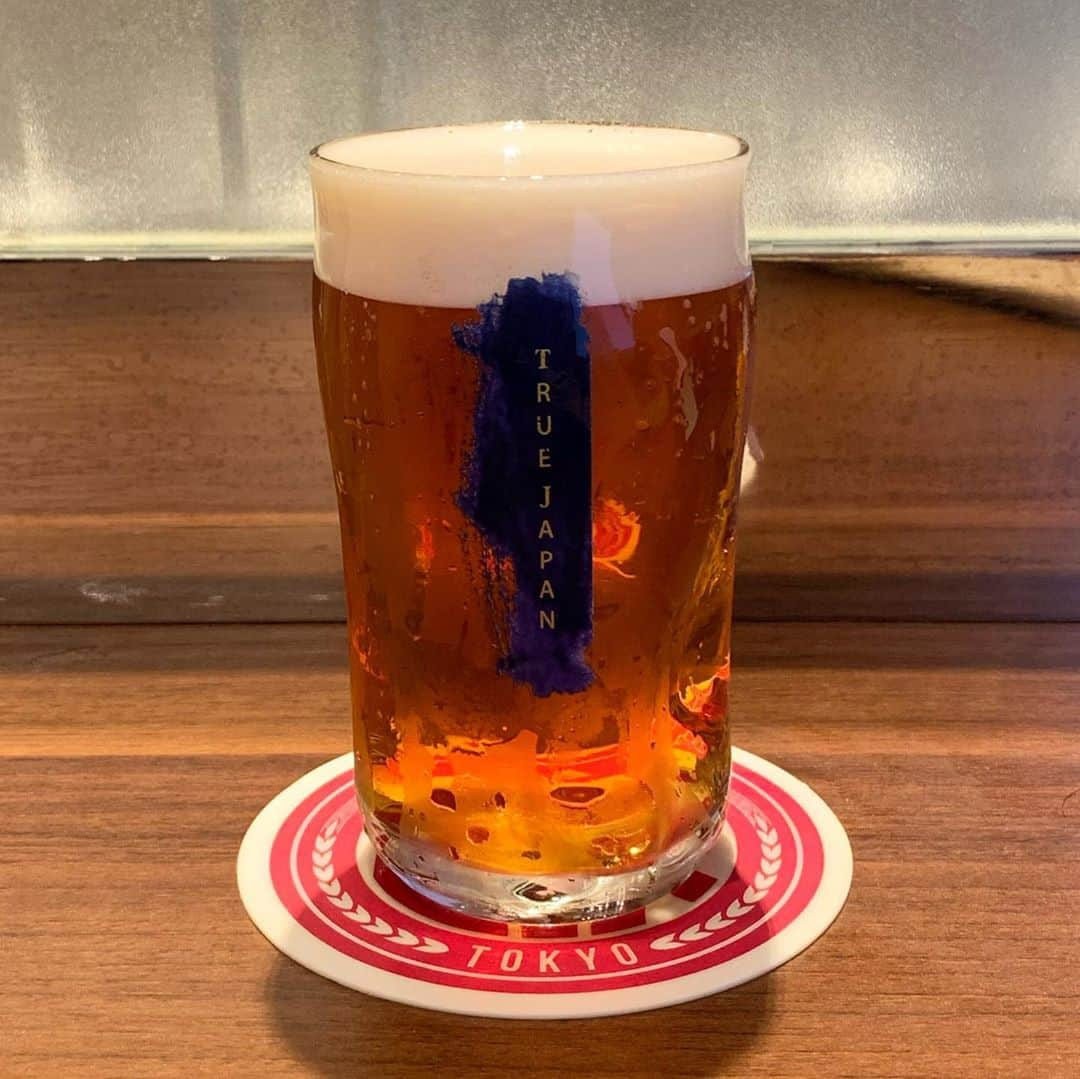 くろさんのインスタグラム写真 - (くろInstagram)「🍺 今宵は10/23に閉店しちゃうビアケラー東京でGoToEat😋 閉店するのでビアケラーの新品ジョッキが購入できます🍺←豆が抱えてるジョッキは400ml用 そんなこんなで、SORACHI1984呑み放題堪能させていただきました🙇🏻 SORACHI4種の中ではDOUBLEが一番好きかなぁ🍺 最後の画像はミルコとも呼ばれる泡だけの飲み方のソラチ・ラテ◡̈ ←缶ビールでは味わえないTapだけの楽しみ方👍🏻 〜〜〜 ソラチファン必見、全国唯一のラインナップです。  6種飲み放題＋ワンプレートが税込み3,300円←GoToEatで後日1,000円分のポイントバック💰 ①伝説のホップ「SORACHI1984」 ②SORACHI1984 DOUBLE  ③SORACHI1984 AMARILLO  ④SORACHI1984 Another Story Session  ⑤上富良野産ホップ100％「フラノマジカル」 ⑥ホワイトベルグの6種類が飲み放題！ ＜おつまみプレートメニュー＞ 　・大人のポテトサラダ 　・ハム2種 　　　　イタリアンサラミ 　　　　合鴨スモーク 　・ソーセージ2種 　　　　あらびきウインナー 　　　　ビヤホールウインナー ※お料理は上記の5種を盛り合せた1プレートです。 　コース仕立てではございませんのであらかじめご承知おきください。 〜〜〜 #SORACHI1984 #SORACHIい4種呑み放題 #sorachi1984double #sorachi1984session #sorachi1984amarillo #フラノマジカル #オリジナルグラス #ミッションアンバサダー #SORACHI1984ミッションアンバサダー #ソラチエース #伝説のホップ #InnovativeBrewer #ソラチラテ #ミルコ #サッポロビール #sapporobeer #lovebeer #⭐️SAPPORO #お疲れちゃんビール #ビアケラー東京 #ビアケラー #ビアケラージョッキ #ビアケラー東京新橋店 #新橋グルメ #新橋飲み #新橋呑み」10月13日 21時26分 - m6bmw