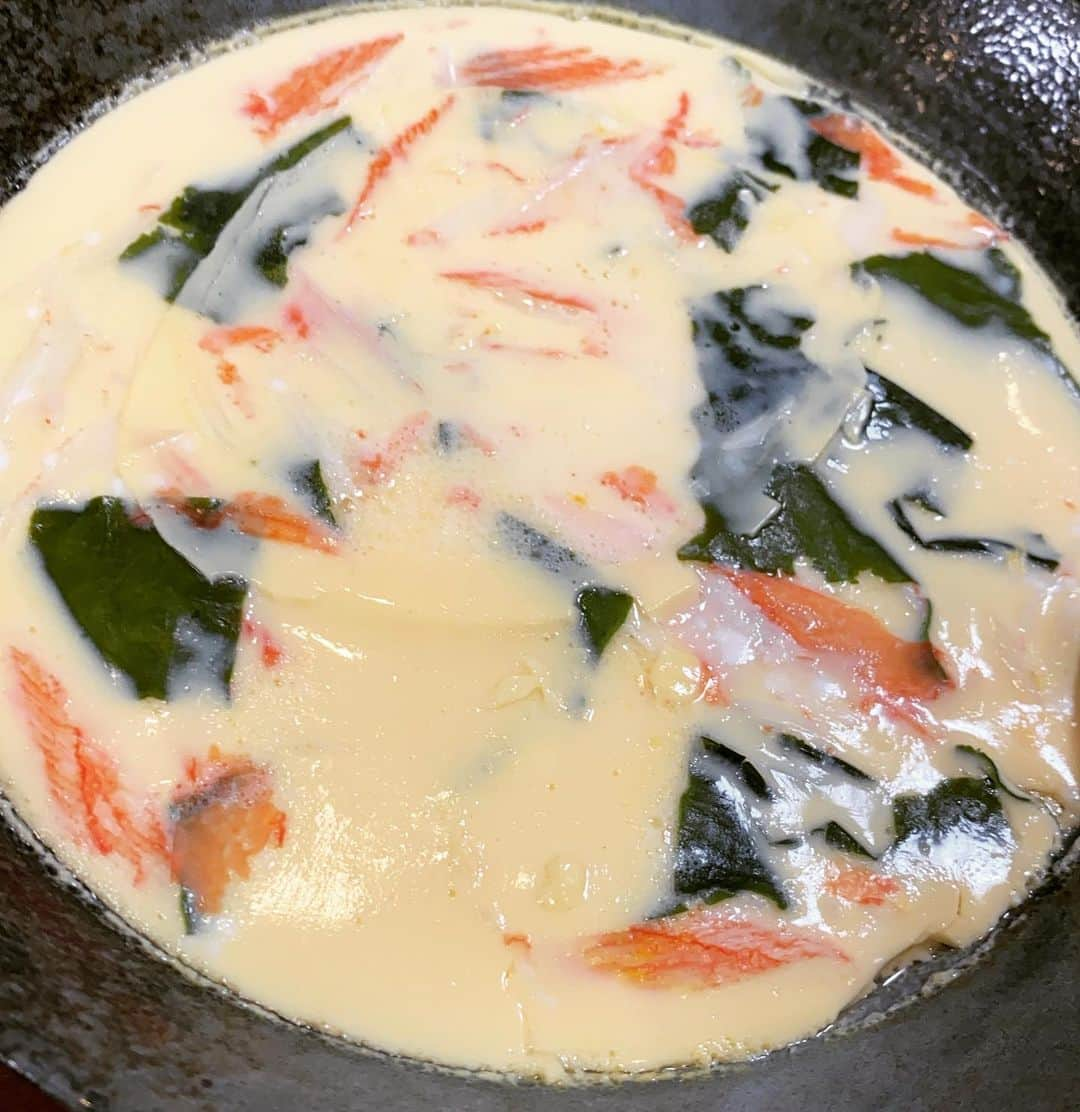 西山茉希さんのインスタグラム写真 - (西山茉希Instagram)「#西山食堂 #エビと野菜ーズで中華風 #我が家の大皿茶碗蒸し #香り箱カニカマdeさっぱりサラダ #母さんのアボカド #お好み納豆 #あさり汁 #炊きたて新潟白米  食後の銀杏を食べすぎたので、 今さら怯えて眠ります。  #ケセラセラ #ばっちこい #まいっか #大丈夫  おまじない全部しとく。 病は気からだから。  #消灯 #ぐないです」10月13日 21時20分 - maki.nshiyama50