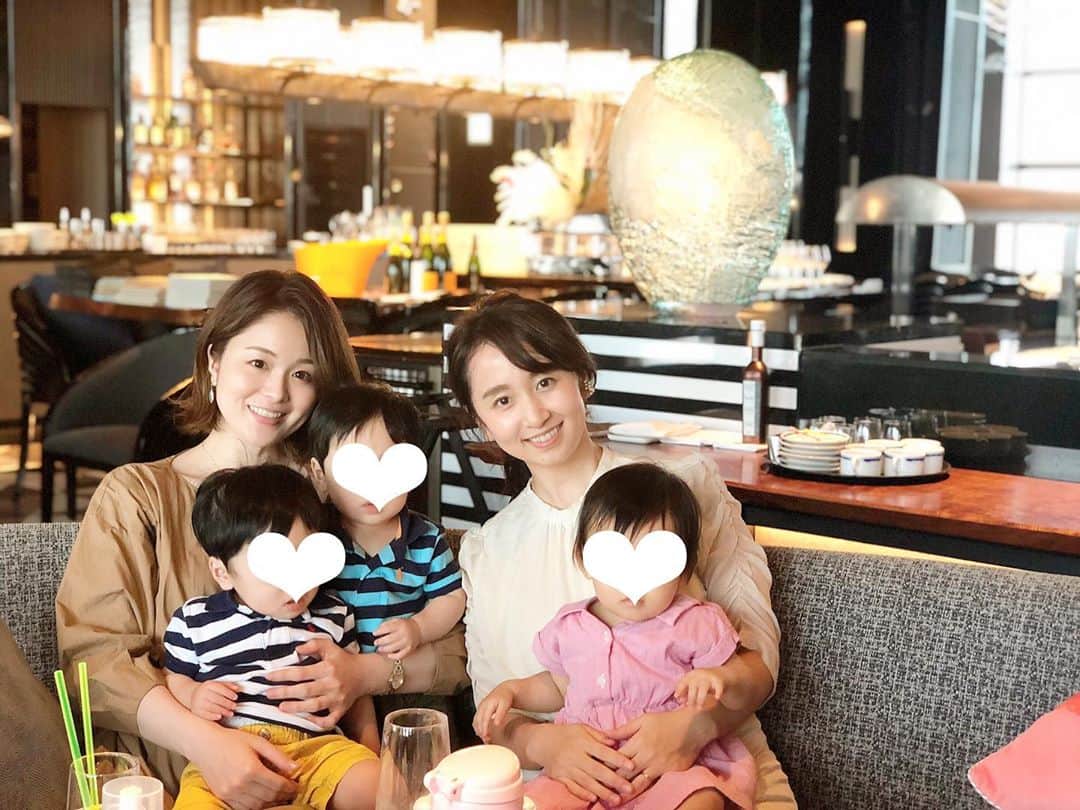 小野恵美のインスタグラム：「可愛い双子ママ☺️ みーす💕  ウェザーニュースのおは天キャスター同期で、地方で局アナを経験、さらに子どもの月齢がほぼ同じなのです🥰  妊娠中に会って以来なので、やっと会えて嬉しい😊❣️  双子ちゃんたち可愛かったなぁ😍お利口さんでした👏 娘は、頭をナデナデしたり、ずっとお喋りしてました😳笑 なんでも大人の真似っこしたい頃のようです。  #ママ #ママコーデ #女の子ママ #双子ママ #ママライフ #1歳 #子連れランチ #品川 #table9 #品川プリンスホテル #おは天 #おは天同期 #フリーアナウンサー」