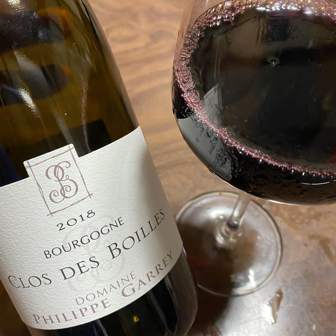 宮澤崇史のインスタグラム：「Philippe Garret Clos Des Boilles 酸味が強かった初日に比べて2日目、3日目と非常に飲みやすく個性を維持している。 #closdesboilles #philippegrrey #2018 #france #bourgogne #rouge #vin #agriculture #フランス #ワイン #赤ワイン #ブルゴーニュ」