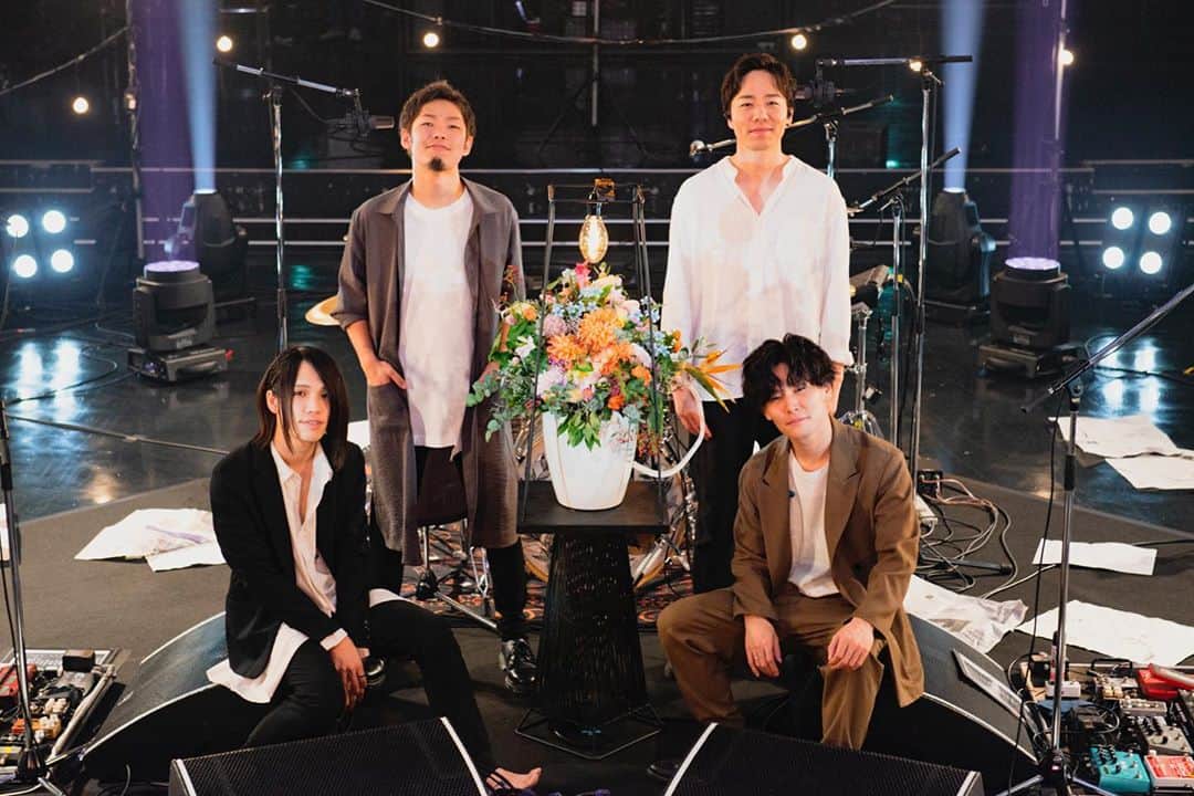 白井將人のインスタグラム：「#かたちのないばけもの 感動した、メンバー、スタッフ、そして何よりこれまでのHalo at 四畳半を作ってくれたみんなに感謝、これからもよろしくね . photo by オチアイユカ(@sadvacation5 )」