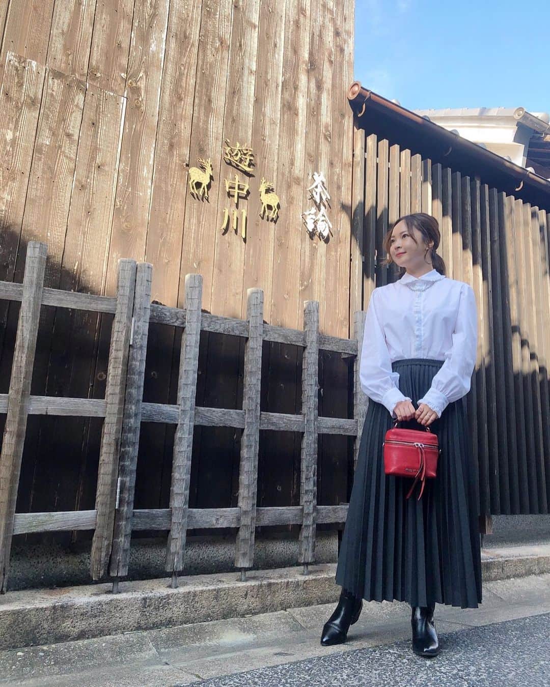 のインスタグラム：「#るみのふく  今日はお気に入りのブラウスで🤍 白ブラウス何枚持ってても使える。 もう少し寒くなったらニット重ねたい🧶 tops #macphee  skirt @uniqlo  boots @gu_for_all_  bag @miumiu」