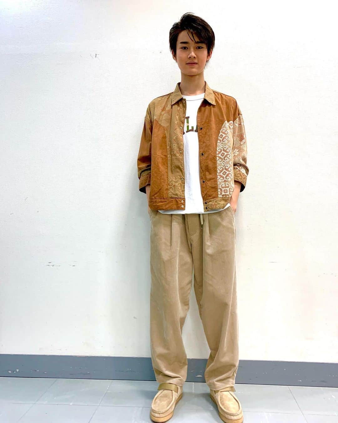 藤岡真威人のインスタグラム：「アイアム冒険少年スタジオ衣装:  シャツ・パンツ・靴　 @journalstandard.jp  @yuto_tamaki   Tシャツ @silasandmariajp」