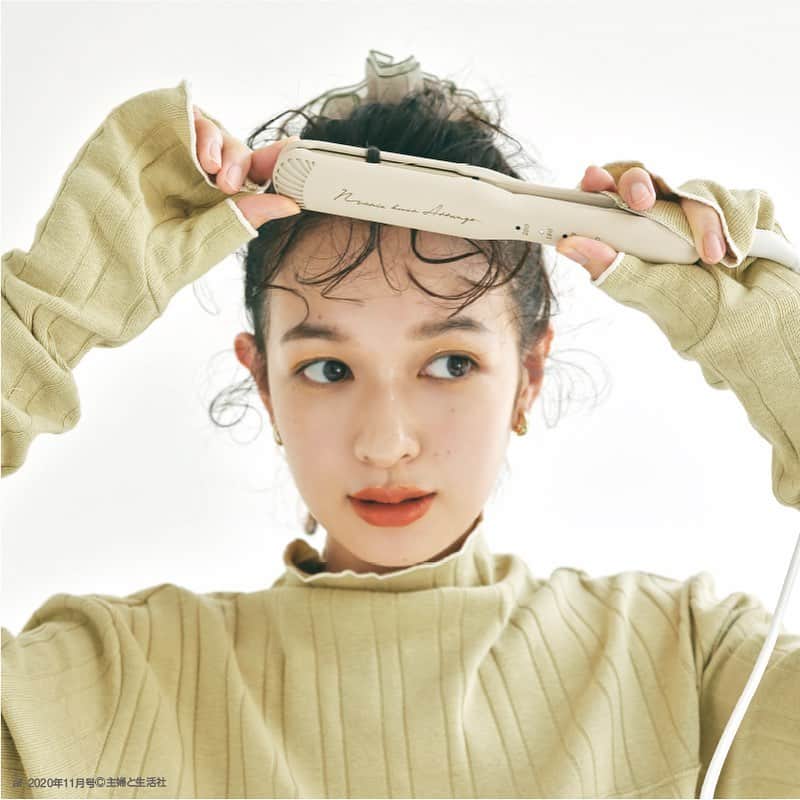 クレイツイオンさんのインスタグラム写真 - (クレイツイオンInstagram)「📣“ニュアンスウェーブ”でおしゃ髪アップデート！  10月12日(月)発売のar11月号にて @ru0711 ru0711 ×クレイツコラボアイロン 「ニュアンスヘアアレンジ」をご紹介いただきました！  モデルの森絵梨佳さん×ルミさんのこなれヘアアレンジで こだわりのギュッと詰まった素敵なページになっております✨  本誌を見かけた際は 是非お手に取っていただけますと幸いです📚  ---  ▪森絵梨佳さん最旬ヘアアレンジスタイル①  “可愛いし優しげ♥ ニュアンスハイポニー”  -- »　How To 💭  1.全体を軽く波巻きにしておいた髪を高めに結んでほぐしたら、 顔周りの後れ毛を出す。  2.ポニーテールのしっぽ部分を結び目から毛先に向かって少しずつ巻く。  3.最後に前髪をランダムにつまんで巻き、全体のバランスを整えて完成。  📝 Rumi's Point ! 前髪を色んな方向に巻くと、可愛いし優しげ♡  ---  #ar #armagazine #ar11月号 #ar25周年 #可愛い女の子 #美女 #ポニーテール #波巻き #ゆる巻き #巻き髪 #アレンジ #ハイポニー #森絵梨佳 #ロングヘア #ニュアンスアレンジ #抜け感 #アイロン #ヘアアレンジ #ヘアスタイル #トレンドヘア #ストレートアイロン #ウェーブ巻き #ニュアンスヘアアレンジ #ルミアイロン #トレンド #2020aw #掲載情報 #最旬 #クレイツ #createion」10月13日 21時27分 - createion