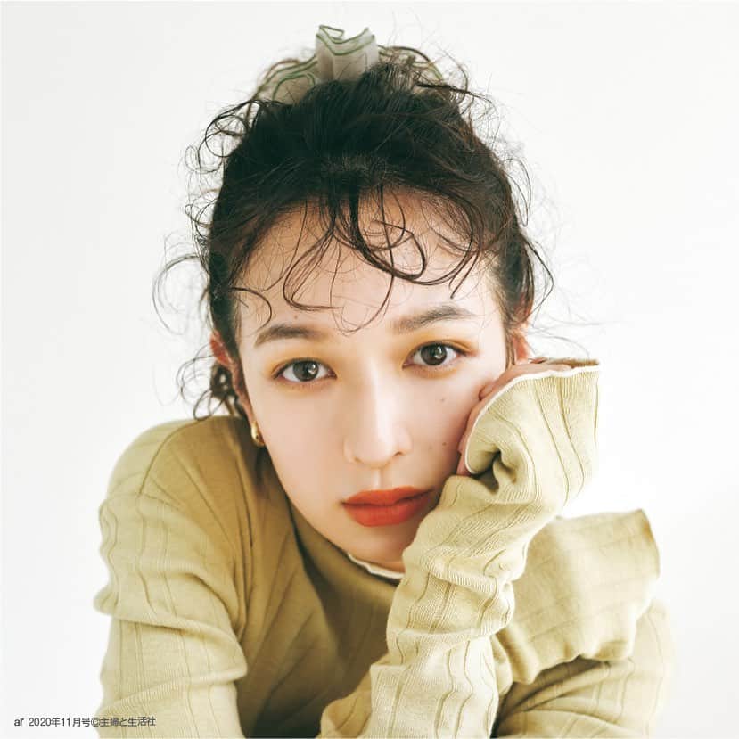クレイツイオンさんのインスタグラム写真 - (クレイツイオンInstagram)「📣“ニュアンスウェーブ”でおしゃ髪アップデート！  10月12日(月)発売のar11月号にて @ru0711 ru0711 ×クレイツコラボアイロン 「ニュアンスヘアアレンジ」をご紹介いただきました！  モデルの森絵梨佳さん×ルミさんのこなれヘアアレンジで こだわりのギュッと詰まった素敵なページになっております✨  本誌を見かけた際は 是非お手に取っていただけますと幸いです📚  ---  ▪森絵梨佳さん最旬ヘアアレンジスタイル①  “可愛いし優しげ♥ ニュアンスハイポニー”  -- »　How To 💭  1.全体を軽く波巻きにしておいた髪を高めに結んでほぐしたら、 顔周りの後れ毛を出す。  2.ポニーテールのしっぽ部分を結び目から毛先に向かって少しずつ巻く。  3.最後に前髪をランダムにつまんで巻き、全体のバランスを整えて完成。  📝 Rumi's Point ! 前髪を色んな方向に巻くと、可愛いし優しげ♡  ---  #ar #armagazine #ar11月号 #ar25周年 #可愛い女の子 #美女 #ポニーテール #波巻き #ゆる巻き #巻き髪 #アレンジ #ハイポニー #森絵梨佳 #ロングヘア #ニュアンスアレンジ #抜け感 #アイロン #ヘアアレンジ #ヘアスタイル #トレンドヘア #ストレートアイロン #ウェーブ巻き #ニュアンスヘアアレンジ #ルミアイロン #トレンド #2020aw #掲載情報 #最旬 #クレイツ #createion」10月13日 21時27分 - createion