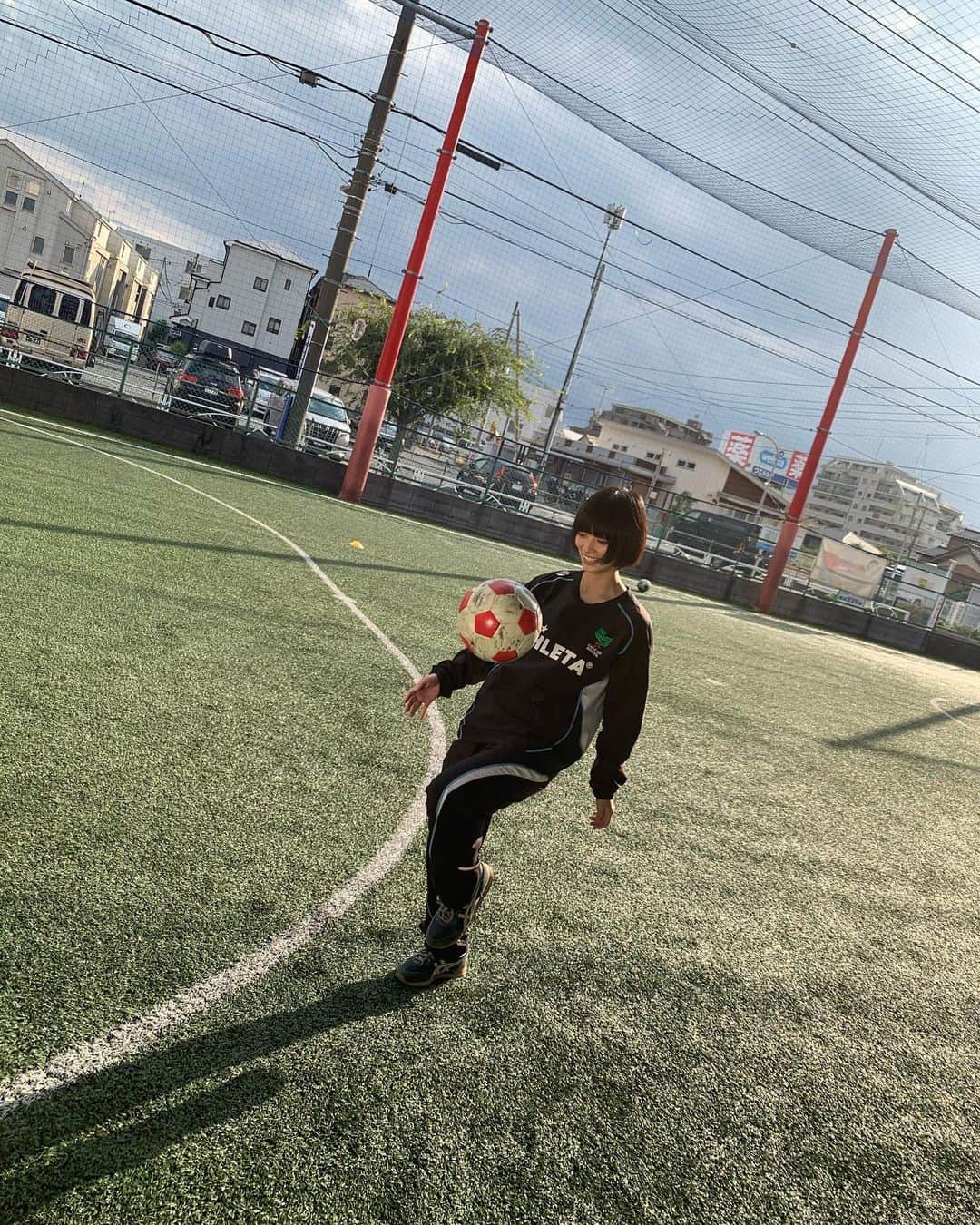 Macoto Tanaka 田中真琴さんのインスタグラム写真 - (Macoto Tanaka 田中真琴Instagram)「. 撮影の待ち時間。 リフティングの練習してたら集中して 汗かくまでやってしまって、反省🙏😇 上手くなりたい、悔しい、、。 ボールまじで真剣に買うか考えてる。笑 照明の大会で優勝した照明技師さんが ライティングしてくれて神すぎるな😳 ノー加工でこの光✨✨✨ #サッカー #リフティング　上手くなりたい」10月13日 21時29分 - mac0tter