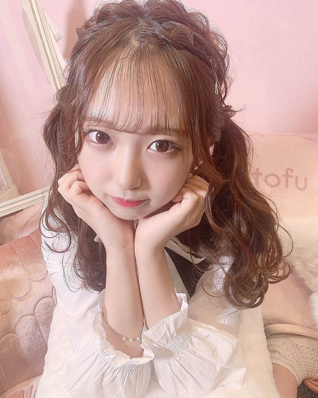 町田穂花のインスタグラム：「. . ひろきさん（ @h__chin ）にアレンジして頂きました🐰💓 . めちゃめちゃかわいいツインテール୨୧*。 . かわいくして頂いてありがとうございます🥺🥺♡ .  #量産型コーデ #量産型女子 #巻き髪 #ツインテール #ツインテールアレンジ #tofu #原宿美容室  #自撮り女子」