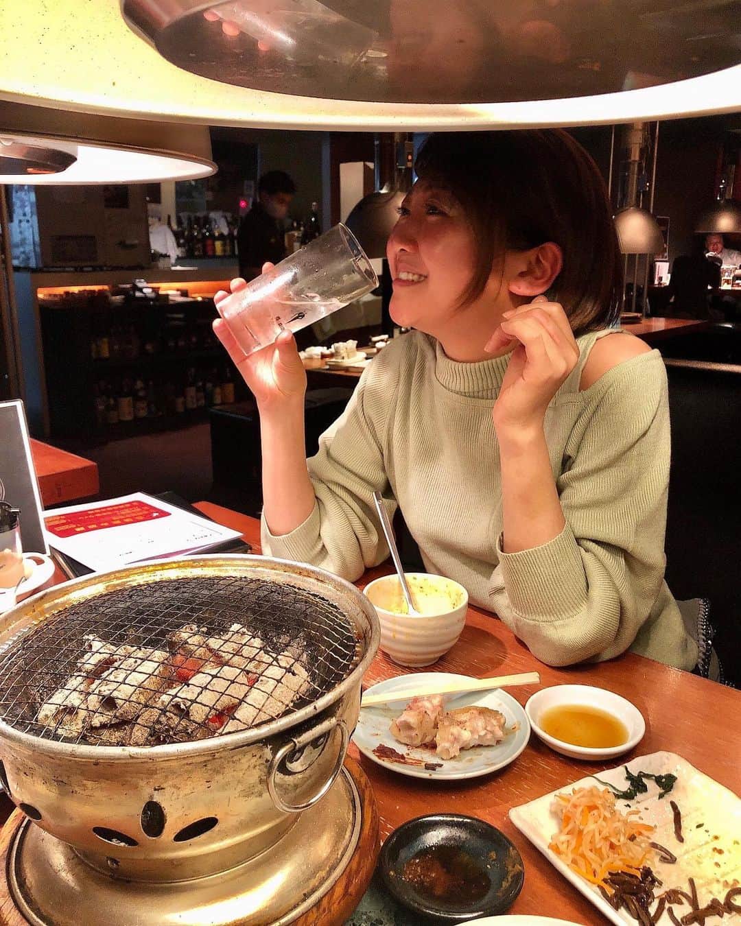 のインスタグラム：「. . なんかこの顔絶妙にムカつく👹笑 . 生のハラミが食べられるお店😆 初めてだったし食べられる事に びっくりだった！！！！ . 脂が甘くて口の中でとろける 感じがたまらん美味しかった🤭 ハラミ切り職人のお陰かな🤔笑？ . 食べられる所が少ないのが残念🙍‍♀️ また食べたいーーー😋😋😋 . えみるたんと楽しい美味しい 幸せな時間だった〜🥰💕 . 元野球選手のお店らしく ユニフォームが飾ってあったし 現役選手も御用達みたい🙆‍♀️⚾️ . . #ベイサイド東京牧場 #焼肉#焼き肉#ハラミ#生肉 #品川グルメ#東京グルメ #グルメ女子#こちえ #品川#東京 #yakiniku#japanesefood  #meatlover#japanesegirl #followme#delicious#yummy #shinagawa#tokyo#japan」