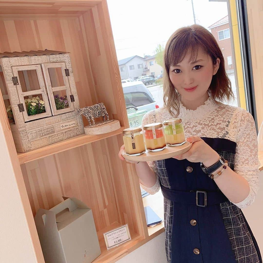 松浦麻里奈さんのインスタグラム写真 - (松浦麻里奈Instagram)「期間限定プリン、季節に合わせたフルーツプリン 石川県野々市【プリン専門店 D’or（ドール）】 @pudding_dor  公式→https://dorpudding.com/ 全国配送&ギフトあり  食べに行ってきたよーっっ🥰🌸 MOVIEムービー🎥  🍮レトロプリン 昔ながらの懐かしいプリンなんだけど、味が濃厚で 程よい固さで何個でもいけちゃう😻 そしてカラメルがいいアクセントで、二度違う味を楽しめます。 カラメルで更に濃厚で、深みのある味わい🍒  店舗限定🍮シャインマスカットプリン みずみずしい！シャインマスカットが、 ゴロッと入ってて、 朝手作業で一つ一つ入れてる作ってるみたいです。 その日新鮮なまま入れてるので、 出来たてを食べられる😘🌷  店舗限定🍮グレープフルーツプリン 組み合わせ意外だけど、めちゃ合うしビックリした✨ カラメルの味もこだわってて、グレープフルーツの フレッシュな味と、プリンの甘さが程よく引き立てられる。 サッパリとしたプリン(ʘᴗʘ✿)  プリン専門店 D’or（ドール）  石川県野々市市御経塚1-525 Tel 076-287-3877 Open 10：00-17：00 火曜定休日 店舗前共同駐車場あり  #プリン専門店 #プリン #🍮 #スイーツ #sweet  #お取り寄せスイーツ #石川県グルメ #石川グルメ  #スイーツ情報 #野々市市 #野々市市スイーツ #カフェタイム #カフェ #sweetsgram #desert #デザート #デザートは別腹 #お取り寄せグルメ #テイクアウト #テイクアウトグルメ #pr #sweetcake #pudding #puddingcake #期間限定スイーツ #プリン専門店ドール #ドールプリン専門 #プリン部 #デザート好き」10月13日 21時31分 - ay114.831m