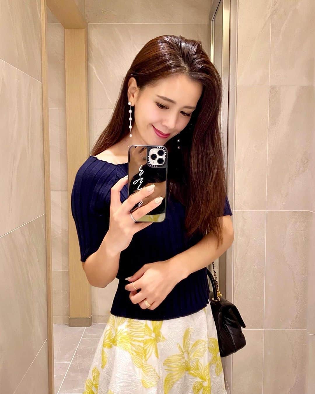 のインスタグラム：「. リフトアップ効果が抜群🥺✨ . 「リリーオン表参道(@rilleeon.omotesandou)」で #ソニックフィット を受けてきました🙋‍♀️ . これ、何がスゴイって痛みもダウンタイムも無く、 たった1回の施術で半年〜1年持続効果があること❣️ . 首のシワやたるみ改善、ハリ・艶・お肌の弾力アップ、 美白効果などお肌の悩みを全て解決してくれる😂👏 . 施術して約1週間が経ったけどお肌の調子は良いし、 フェイスラインがスッキリしてて嬉しい☺️ 即効性もあるし、持続効果もあるし、 友達にもオススメしてます🙆‍♀️✨ . #リリーオン  #SonicFit  #表参道  #表参道エステ #小顔  #リフトアップ  #美容習慣」