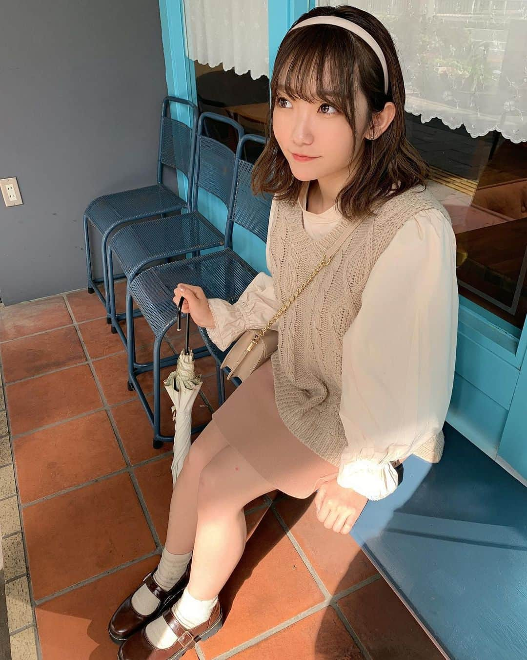 夏川愛実さんのインスタグラム写真 - (夏川愛実Instagram)「最近こういう色ばっかり着てる﻿ 🥴💓﻿ ﻿ ﻿ #ボアヴェールテール#消えそうな色コーデ#ベージュコーデ﻿ #ニットベスト#秋服#秋コーデ#今日のコーデ#低身長コーデ﻿ #niceclaup#ブラウスコーデ#apresjour ﻿#ローファーコーデ#カチューシャ  ﻿ ﻿」10月13日 21時32分 - ami_natsukawa