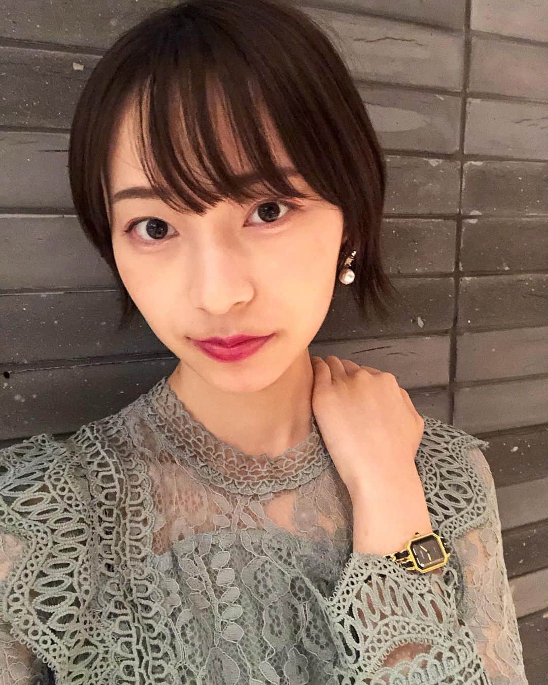 中嶋アンナのインスタグラム：「こんばんは🌇 ・ ・ 今日も一日お疲れ様でした☺️🌿  本日は19歳最後の日ということで 1人フォルダを眺めながら思い出を振り返ってました💭  今年はコロナによって思うようにいかない事ばかりでしたね。 私は対面授業がないので大学には1年間通うこともなく、 毎日のように顔を合わせていた友人とはもちろん会う回数も減りパソコンと睨めっこの毎日！ あ〜大学2年生はこうやってなんの経験も得ず消費してしまうのかなと思ってました。  このような状況でも今挑戦できること、これからに繋がるようなチャレンジはできないかと思い、それなりの覚悟をもってコンテストに出場しようと決意しました💐  運良くファイナリストに選ばれて、 何も予定がなかったはずのこの夏。 皆さんから頂く熱い応援など、本当に想像も出来ないくらい充実した日々を送ることができました🎐  夏を終え、秋に差し掛かりましたが 季節の変化とともに自分自身も少しは変わることができたのかなと思います！  明日からは20歳✨ 成人になる自覚をしっかりと持ちつつこれからも頑張りたいと思います☺️🌸  インスタライブお待ちしてますね🍒  \#ぽちアン もあと4回/ どうか1日1回の投票で応援してくださると嬉しいです☺️ ・ ・ #ミスコンテスト#日本女子大学#ミスキャンパス#ミスキャン#ショートカット#ショートカット女子 #外ハネショート #サロモ#ノーマルカメラ#19歳 #lastteen #chanel #chanelwatch #ワンピース #fff#f4f#instalike #instagood #instagram #instapic #instafashion」