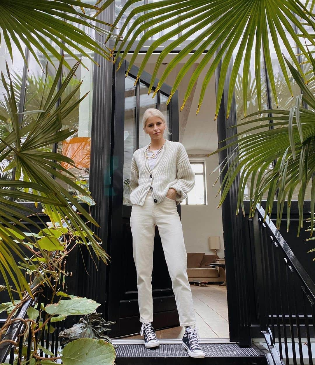 キャロライン・ダウルさんのインスタグラム写真 - (キャロライン・ダウルInstagram)「A beige ensemble framed by palm leaves and intertwining vines 🌿@zalando #getthelook #zalandostyle Anzeige」10月13日 21時34分 - carodaur