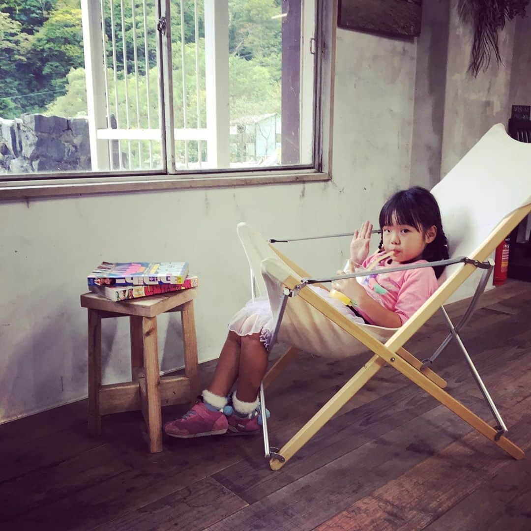 富所哲平さんのインスタグラム写真 - (富所哲平Instagram)「こんな顔するようになりました  #モグラ #モグラ駅 #もぐら駅 #土合駅 #ガラスのストロー #ロッキングチェア #洋服は自分で選びます #彼氏もいます #週刊少年ジャンプ #週刊少年マガジン #週刊少年サンデー  #レア #プレミア #みなかみ町 #みなかみ #谷川岳 #映え #愛娘 #あおみどろ」10月13日 21時34分 - tomitetsu823