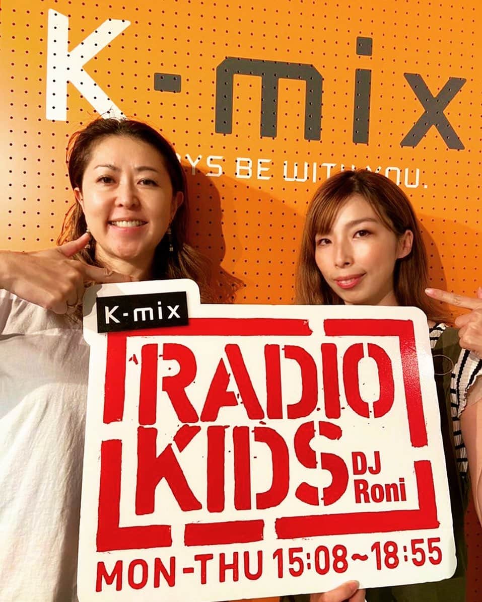 山口リサのインスタグラム：「今日はK-mix RADIOKIDSに生出演してきました🧡4年ぶりだった😅 あの時独身だったのに今二児の母になってるなんて、この4年の濃さって凄い😝  Roni姐とは静岡に来る前からのお付き合いですが、もうRoni姐のいない静岡は想像ができないし、ちょっと疲れた夕方にラジオからその声が聴きたくなる…そんな存在です🧡  次男坊を出産して、コロナで大変な時も、何気なく移動中のラジオから声を聴いて、すごくパワーをもらえた。  あの時会える人は限られていたし、有り余る体力の2歳児と赤ちゃんのお世話、少し気が狂いそうな生活で、ふと我にかえれた瞬間だったのを覚えてる。  ぁあ…やっぱりラジオって素敵だ。  TVじゃないの。 ラジオは語りかけてくれる。 なんか独りじゃなくて、みんな戦ってるよねって繋がれるの。  それってすごくない？？  幸運なことに、2度も産休をもらったにも関わらず番組復帰できるなんて。 私もラジオを通して様々なメッセージを発信する責任と使命を勝手に感じていますw  色んなことを思い出すきっかけとパワーをありがとうございました🧡☺️ We are RADIOKIDS🙌」