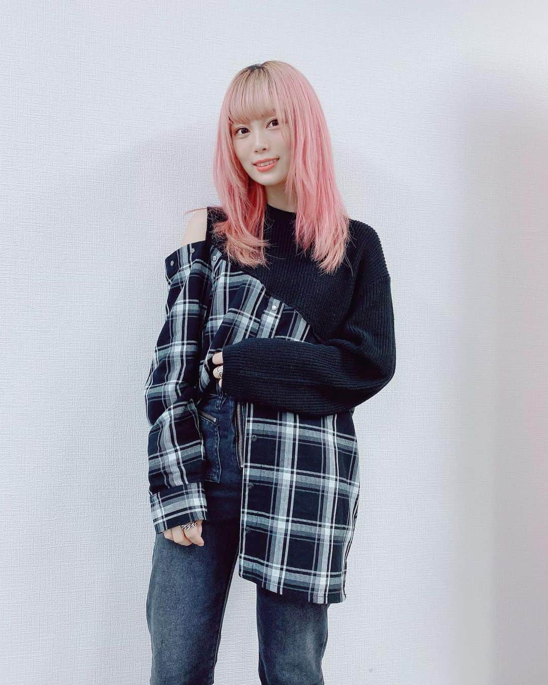 美木優希奈さんのインスタグラム写真 - (美木優希奈Instagram)「・ 今日のFashion👗  AULA×DIESEL  ・ ・ #aula #aulaaila  #diesel #pinkhair #makeup #hairmodel #instagood #singersongwriter #vocal #vocalist  #ディーゼル  #ディーゼルコーデ  #ボーカルユニット  #撮影 #ヘアカラー #ロブ  #秋服コーデ  #おうち時間  #弾き語り女子  #ギター女子  #ヘアスタイル #ピンクヘアー  #インナーカラーピンク  #インナーカラー  #ピンクグラデーション  #サロンモデル  #弾き語り  #おしゃれさんと繋がりたい  #音楽好きな人と繋がりたい  #かわかっこいい」10月13日 21時37分 - yukina_miki