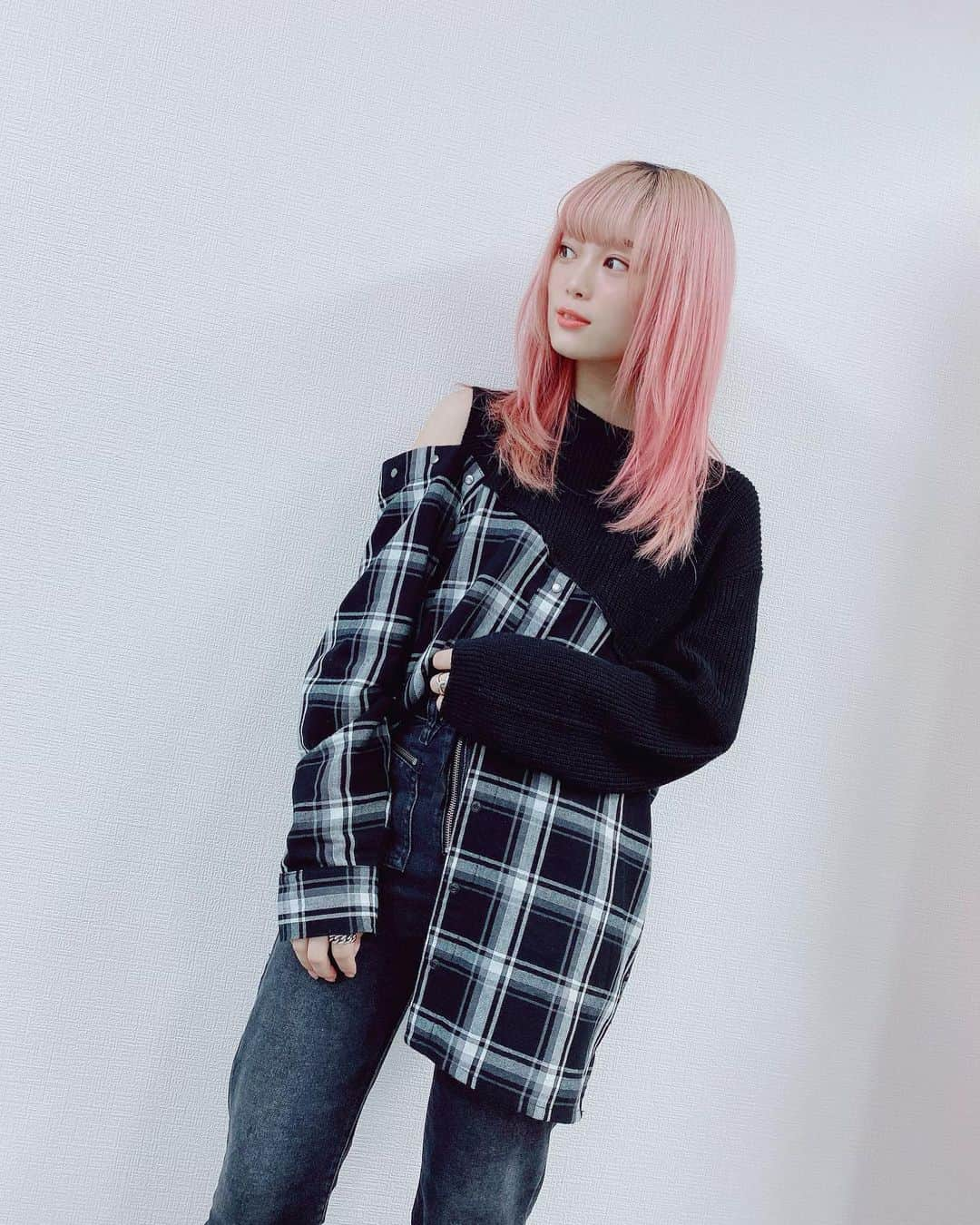 美木優希奈さんのインスタグラム写真 - (美木優希奈Instagram)「・ 今日のFashion👗  AULA×DIESEL  ・ ・ #aula #aulaaila  #diesel #pinkhair #makeup #hairmodel #instagood #singersongwriter #vocal #vocalist  #ディーゼル  #ディーゼルコーデ  #ボーカルユニット  #撮影 #ヘアカラー #ロブ  #秋服コーデ  #おうち時間  #弾き語り女子  #ギター女子  #ヘアスタイル #ピンクヘアー  #インナーカラーピンク  #インナーカラー  #ピンクグラデーション  #サロンモデル  #弾き語り  #おしゃれさんと繋がりたい  #音楽好きな人と繋がりたい  #かわかっこいい」10月13日 21時37分 - yukina_miki