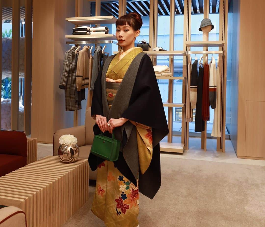 マドモアゼル・ユリアさんのインスタグラム写真 - (マドモアゼル・ユリアInstagram)「着物で銀ブラ👘🍁 今日は銀座に6月にオープンしたロロピアーナのお店に遊びに行ってきました🐏 ロロピアーナのカシミアは手触りが最高なんです🥺 動物達の保護にも力を入れているブランドで、山羊や羊達がとっても大切に育てられている様子も写真等で見せて頂きました🐐🐏🐑 お店では坂本龍一さんの楽曲と映像のインスタレーションもやっていて、こちらの一般公開は10月16日〜25日(日)までだそうです！😊  I really enjoyed the installation at Loro Piana store in Ginza. 👘 @loropianaofficial @weirdcoretv @skmtgram  #LoroPiana #LoroPianaGinza」10月13日 21時38分 - mademoiselle_yulia