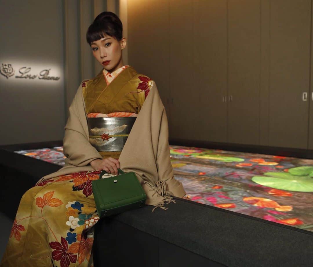 マドモアゼル・ユリアのインスタグラム：「着物で銀ブラ👘🍁 今日は銀座に6月にオープンしたロロピアーナのお店に遊びに行ってきました🐏 ロロピアーナのカシミアは手触りが最高なんです🥺 動物達の保護にも力を入れているブランドで、山羊や羊達がとっても大切に育てられている様子も写真等で見せて頂きました🐐🐏🐑 お店では坂本龍一さんの楽曲と映像のインスタレーションもやっていて、こちらの一般公開は10月16日〜25日(日)までだそうです！😊  I really enjoyed the installation at Loro Piana store in Ginza. 👘 @loropianaofficial @weirdcoretv @skmtgram  #LoroPiana #LoroPianaGinza」