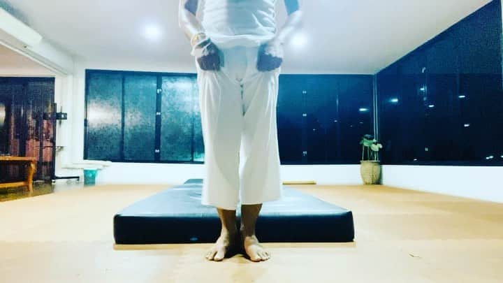 トニー・ジャーのインスタグラム：「Exercise using around 2 hours and then after that take a shower 🚿 😀😆🚿😂💪👋」