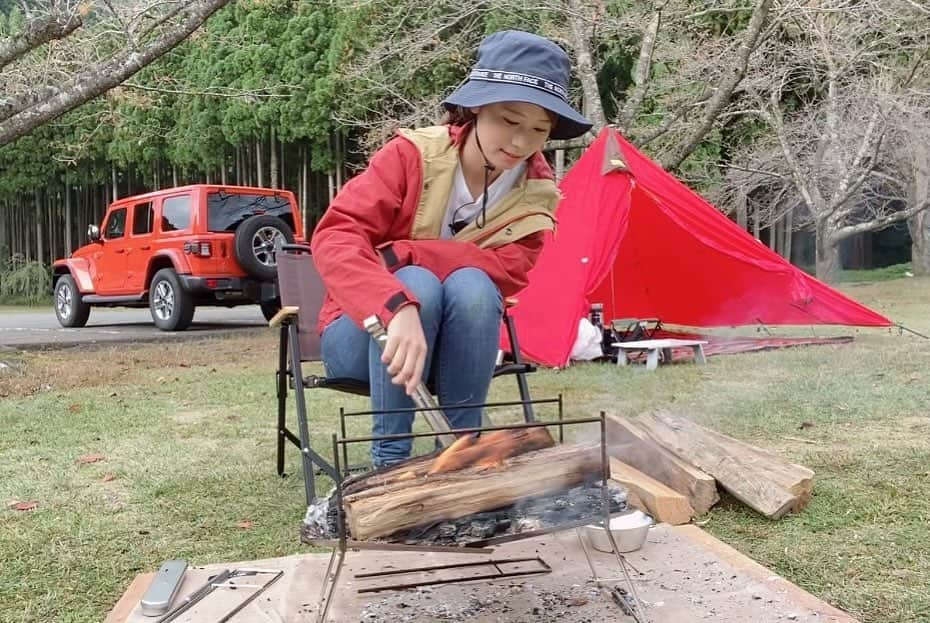 河谷麻瑚さんのインスタグラム写真 - (河谷麻瑚Instagram)「. 昨日は、福井県のたけくらべ広場で、 キャンプのロケをしましたー🤩❤️ . . 今年の春、キャンプにハマった私。 今までプライベートでのキャンプの様子を Instagramや石川テレビの公式YouTubeに動画をあげたりしていましたが、、 なんと！仕事にもつながりましたー🙆‍♂️🔥💗 . はじめての火起こしにも挑戦！！😆 ワイルドにお肉も焼いちゃいましたー！ . 10月24日(土)午後6:15〜 石川テレビにて放送です！🙆‍♂️💗 . 是非ご覧ください🥺❤️ . . #キャンプ#キャンプ女子#キャンプ飯#メスティン#ヒレステーキ#パンダテント#テント#火起こし#焚火#福井県#たけくらべ広場 #キャンプ場#石川テレビ#アナウンサー#河谷麻瑚」10月13日 21時40分 - makokawatani