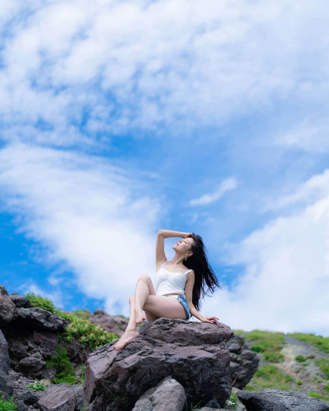 高橋さくらのインスタグラム：「* *  言の葉踊る　をとめ心と　秋のそら  * *  秋の空じゃないといいです。  次の言葉を早く言ってよね。  踊らされるをとめ心。  以上ごぉさんでした  #秋 #空 #言葉 #ショートパンツ #青空 #雲 #白 #青 #ポートレート #カメラマン #撮影 #羽 #モデル #splus_cameraclub  #かずさん写真部」