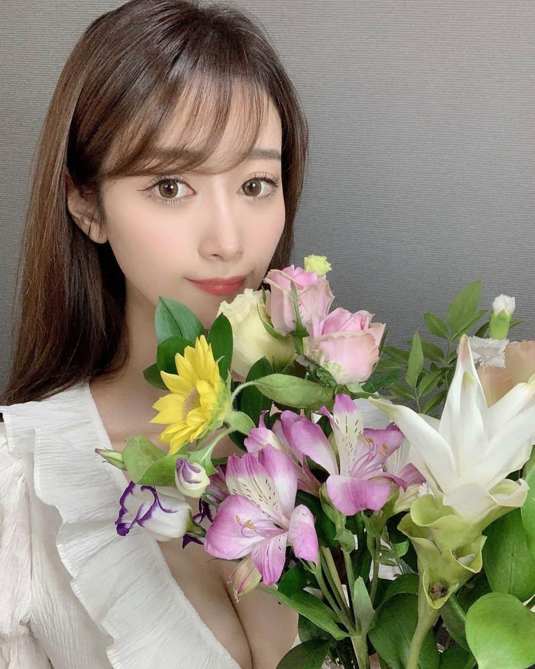 児玉菜々子さんのインスタグラム写真 - (児玉菜々子Instagram)「お部屋のお花がなくなったから そろそろお花屋さん行かなくちゃ🥺💐  #お花 #大好き #花束 #instagram #instagood  #followme  #プレゼントで #一番 #嬉しい」10月13日 21時42分 - nanaco.conana