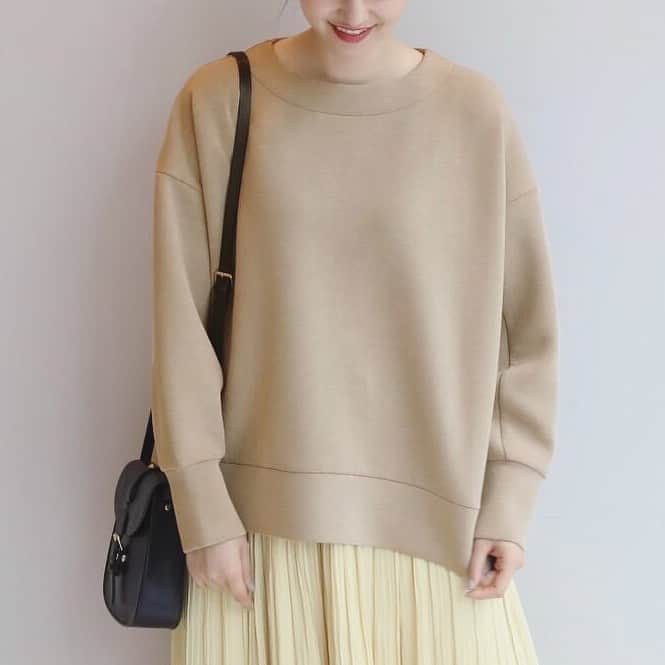 のインスタグラム：「【recommend】 . WEB限定カラーのご紹介✨ . 大人気のダンボールニットプルオーバー！肌触りも良く着心地も抜群♬ 爽やかな色合いが印象的なライトブルー(891カラー)とスタイリングに便利なベージュ(852カラー)はWEB限定カラーです☝️✨ . tops/anatelier 528-19213 ¥11,000 . . . #anatelier #anatelierofficial #recommend #アナトリエ  #フェミニン #ダンボールニット」