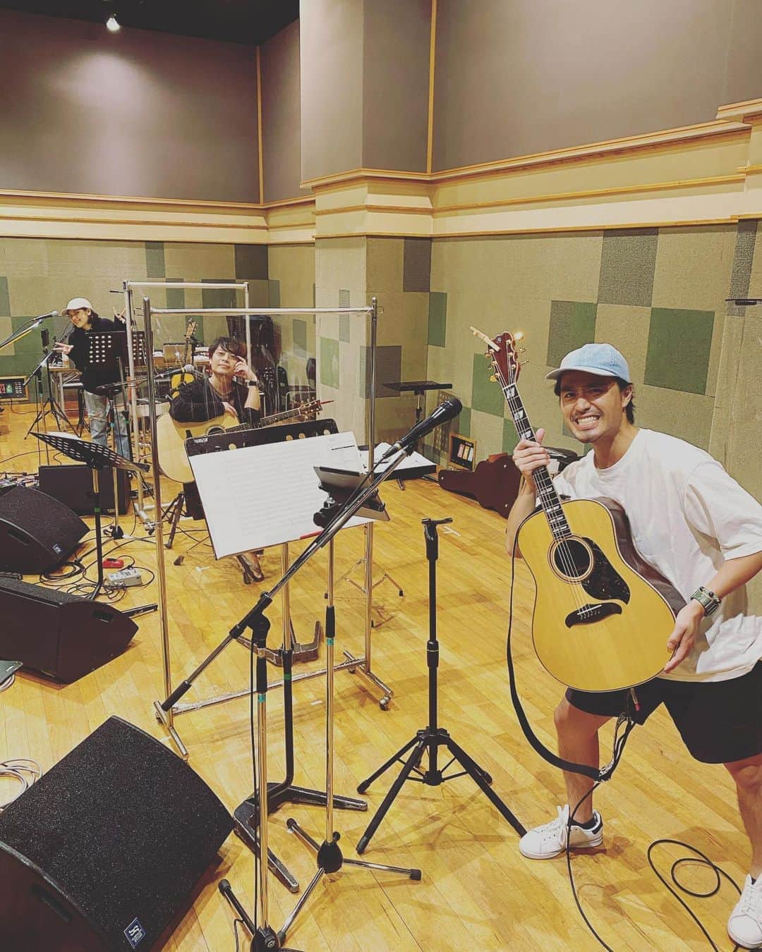 ISEKIのインスタグラム：「Yamaha Acoustic Mind 2020 ONLINE リハーサル2日目🎙 無事終了✨ 素晴らしい音の重なり合い 楽しいー！！！  中田裕二くん意気込みコメント& チケット購入説明動画↓ https://www.youtube.com/watch?v=bF4pjy1UyVY  #中田裕二 #Anly #ISEKI #YAM2020」