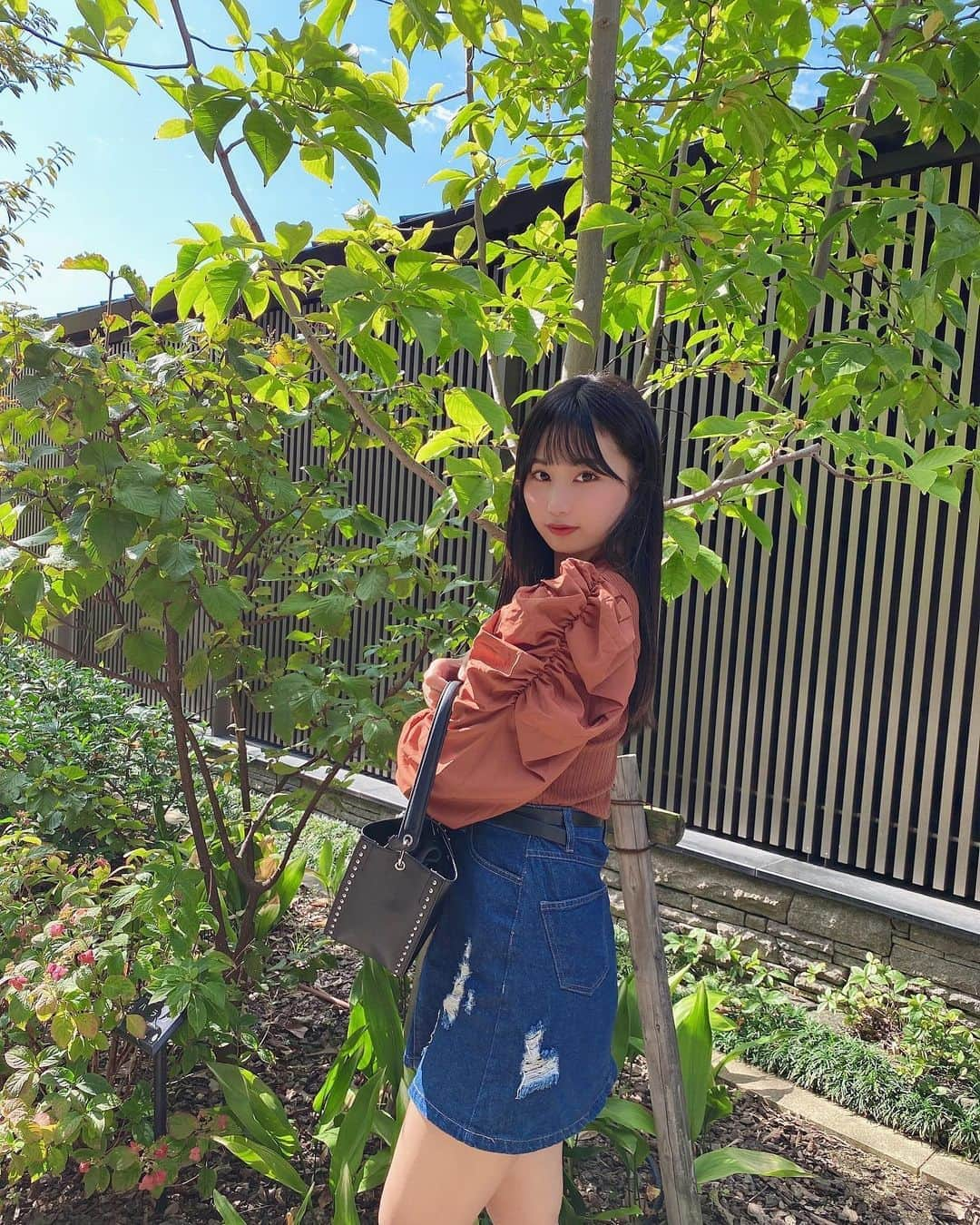 宮丸くるみさんのインスタグラム写真 - (宮丸くるみInstagram)「#くるみんコーデ   ・ ・ ・  #リリバリ #lilyofthevalley #アイドル #idol #jk #17歳 #高校生 #ぱっつん前髪 #ロングヘア #ストレートヘア #黒髪 #grl #amiuuwink #コーデ #今日のコーデ #くるみんコーデ #私服 #rosebud」10月13日 21時46分 - k_r_m1225