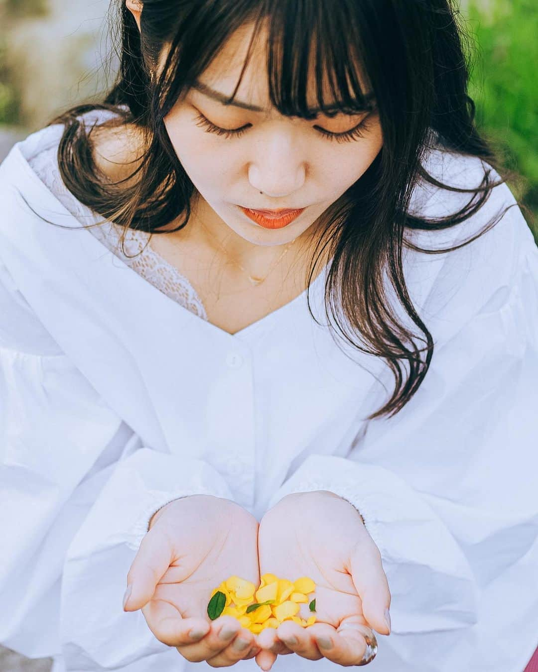 若森咲葉のインスタグラム：「🌼×💧  写真多めなので、スワイプして最後までご覧ください😊🌼  花びらと水ってなんだか素敵ですよね❁*。  何度も言うようですが、この日の写真の雰囲気が本当に素敵なので、今回は顔以外の写真も多めに載せています🌼☁️  ちょっと話ずれるんですが、最後の写真見ると私はめちゃくちゃたれ目なんだな〜と思いました！ Miiをつくる時に参考にしようと思います☺️🌱  ちなみにトモダチコレクションの私はおじいちゃんと結婚して離婚しました  肝心のおばあちゃんはGACKTと結婚しています♡」