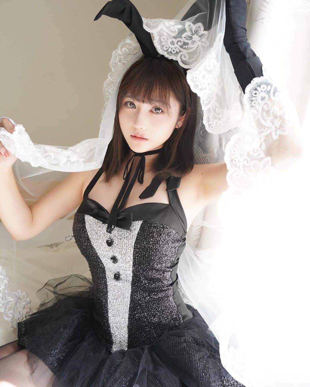 緑川百々子のインスタグラム：「はやめ happy halloween👯‍♀️ おばけバニーです  せっかくだからとチェキを撮ったので、 週末くらいから通販を開こうと思います…！ 続報はストーリーをチェックしていてください！ よろしくお願いいたします」