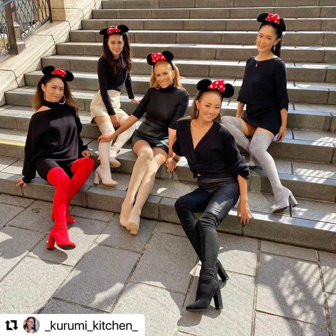 ANELA TOKYOさんのインスタグラム写真 - (ANELA TOKYOInstagram)「#Repost @_kurumi_kitchen_ with @make_repost ・・・ .  ₂₀₂₀.₁₀.₁₃ . *⋆⸜ᴅɪsɴᴇʏ ʟᴀɴᴅ⸝⋆* -𝐴𝑛𝑒𝑙𝑎 𝑔𝑖𝑟𝑙𝑠- ∗ またまたkurumi kitchen 番外編です𖤣𖥧⚘ ∗ ∗ 今日は#お仕事の話 ♡ ʾʾ ∗ 新作のコートと大人気のニーハイブーツを履いて みんなでdisney seaへ行ってきたの𖥣𖥣 ⠜ ∗ 大人気のラウンドフェイクスウェードニーハイブーツ*.ﾟ ストレッチ性がすごくて足に吸い付いてくれる感じ！ 素足はもちろん、パンツに合わせても◎ 足を細く長く見せてくれるよᐝ ∗ ∗ #Anelatokyo #美脚ニーハイ #disneyland #AnelaDisneyOutfit #ディズニーコーデ #Anelamommys」10月13日 21時49分 - anelatokyo