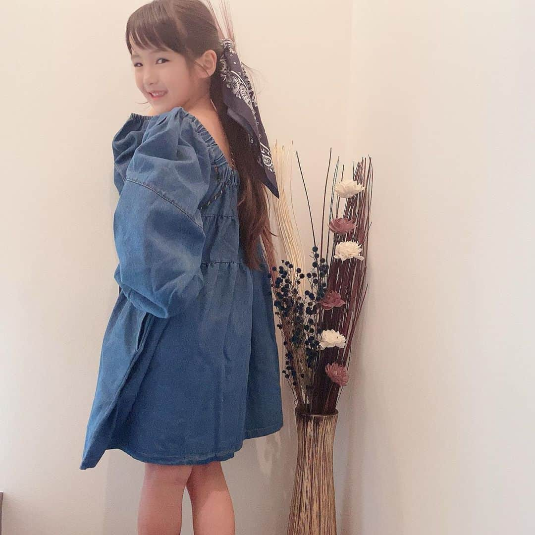 ♡KAO♡さんのインスタグラム写真 - (♡KAO♡Instagram)「： ： @smilekids888 coordinate♥♥♥ ： ： シルエットがめちゃくちゃ可愛いデニムワンピース♡♡ おりんもお気に入りの1枚♥♥♥ @smilekids888 で販売中のものです！ クルクル動画も付けてるので気になる方は シルエット確認してねん(*˘︶˘*).｡.:*♡ ： ： onepiece▹▸ @smilekids888  -身長120cm size130- ： ： ： ： ： ： ： ： ： ： ： ： ： ：  #ig_kidsfashion #kidsfashion #親バカ #ig_oyabakabu #親バカ部 #娘 #6歳 #女の子 #インスタキッズ #ig_kids #mamanoko #ママリ #hugmug #コドモノ #キッズファッション #コドモダカラ #comona #キッセレ #ママタス #cruzキッズ #プチプラコーデ  #プチプラコーデ  #韓国ファッション #韓国子供服」10月13日 21時50分 - o0.don_tama.0o