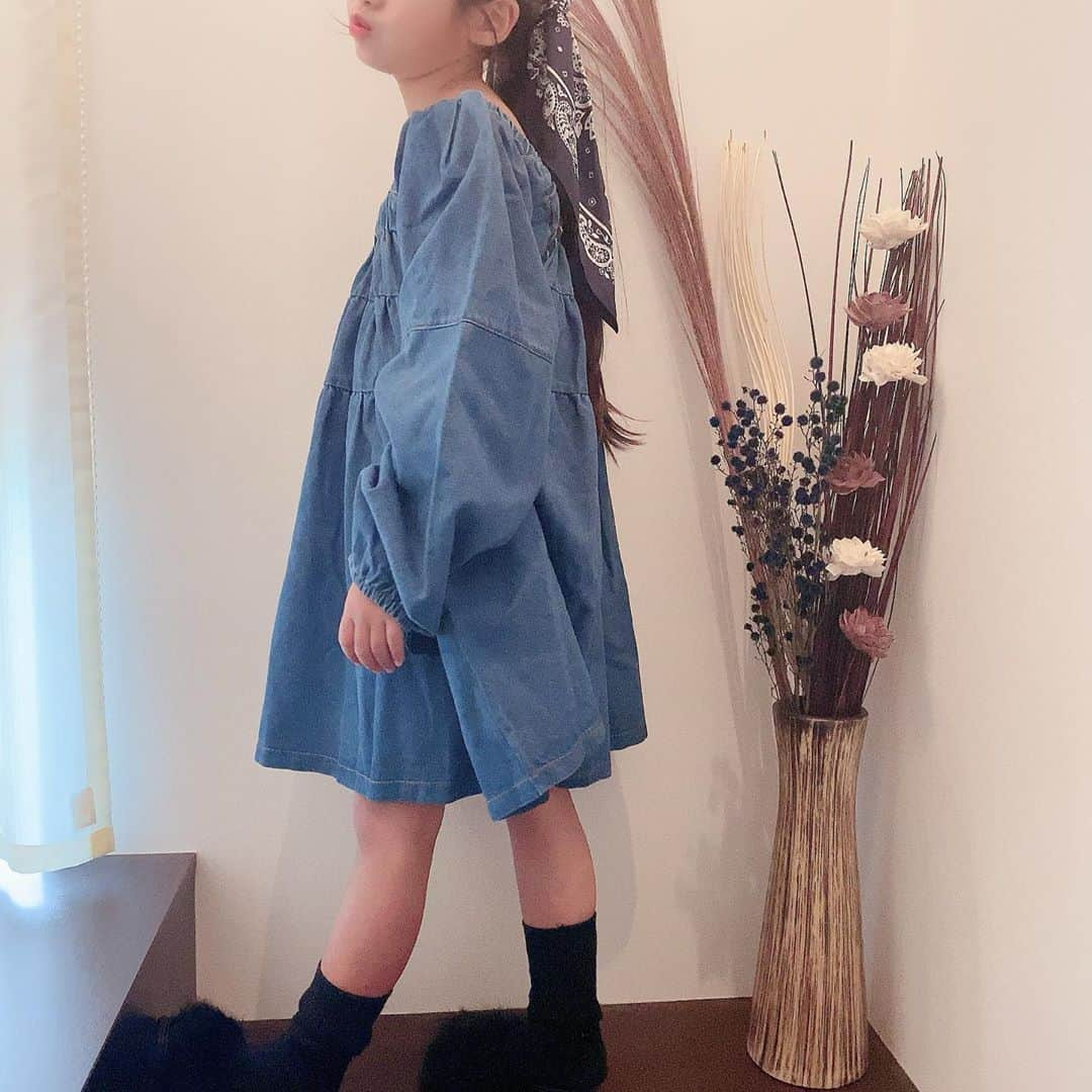 ♡KAO♡さんのインスタグラム写真 - (♡KAO♡Instagram)「： ： @smilekids888 coordinate♥♥♥ ： ： シルエットがめちゃくちゃ可愛いデニムワンピース♡♡ おりんもお気に入りの1枚♥♥♥ @smilekids888 で販売中のものです！ クルクル動画も付けてるので気になる方は シルエット確認してねん(*˘︶˘*).｡.:*♡ ： ： onepiece▹▸ @smilekids888  -身長120cm size130- ： ： ： ： ： ： ： ： ： ： ： ： ： ：  #ig_kidsfashion #kidsfashion #親バカ #ig_oyabakabu #親バカ部 #娘 #6歳 #女の子 #インスタキッズ #ig_kids #mamanoko #ママリ #hugmug #コドモノ #キッズファッション #コドモダカラ #comona #キッセレ #ママタス #cruzキッズ #プチプラコーデ  #プチプラコーデ  #韓国ファッション #韓国子供服」10月13日 21時50分 - o0.don_tama.0o