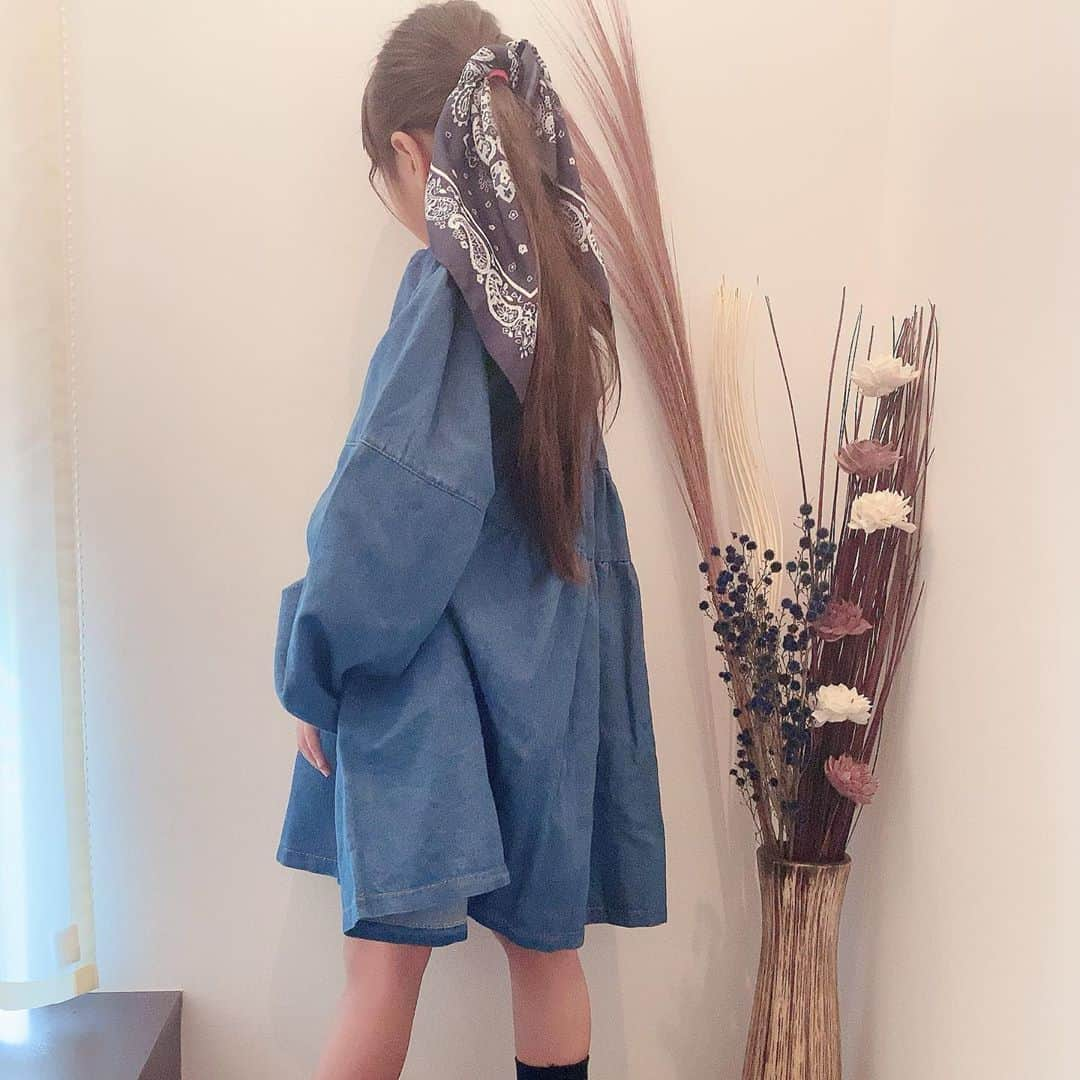 ♡KAO♡さんのインスタグラム写真 - (♡KAO♡Instagram)「： ： @smilekids888 coordinate♥♥♥ ： ： シルエットがめちゃくちゃ可愛いデニムワンピース♡♡ おりんもお気に入りの1枚♥♥♥ @smilekids888 で販売中のものです！ クルクル動画も付けてるので気になる方は シルエット確認してねん(*˘︶˘*).｡.:*♡ ： ： onepiece▹▸ @smilekids888  -身長120cm size130- ： ： ： ： ： ： ： ： ： ： ： ： ： ：  #ig_kidsfashion #kidsfashion #親バカ #ig_oyabakabu #親バカ部 #娘 #6歳 #女の子 #インスタキッズ #ig_kids #mamanoko #ママリ #hugmug #コドモノ #キッズファッション #コドモダカラ #comona #キッセレ #ママタス #cruzキッズ #プチプラコーデ  #プチプラコーデ  #韓国ファッション #韓国子供服」10月13日 21時50分 - o0.don_tama.0o