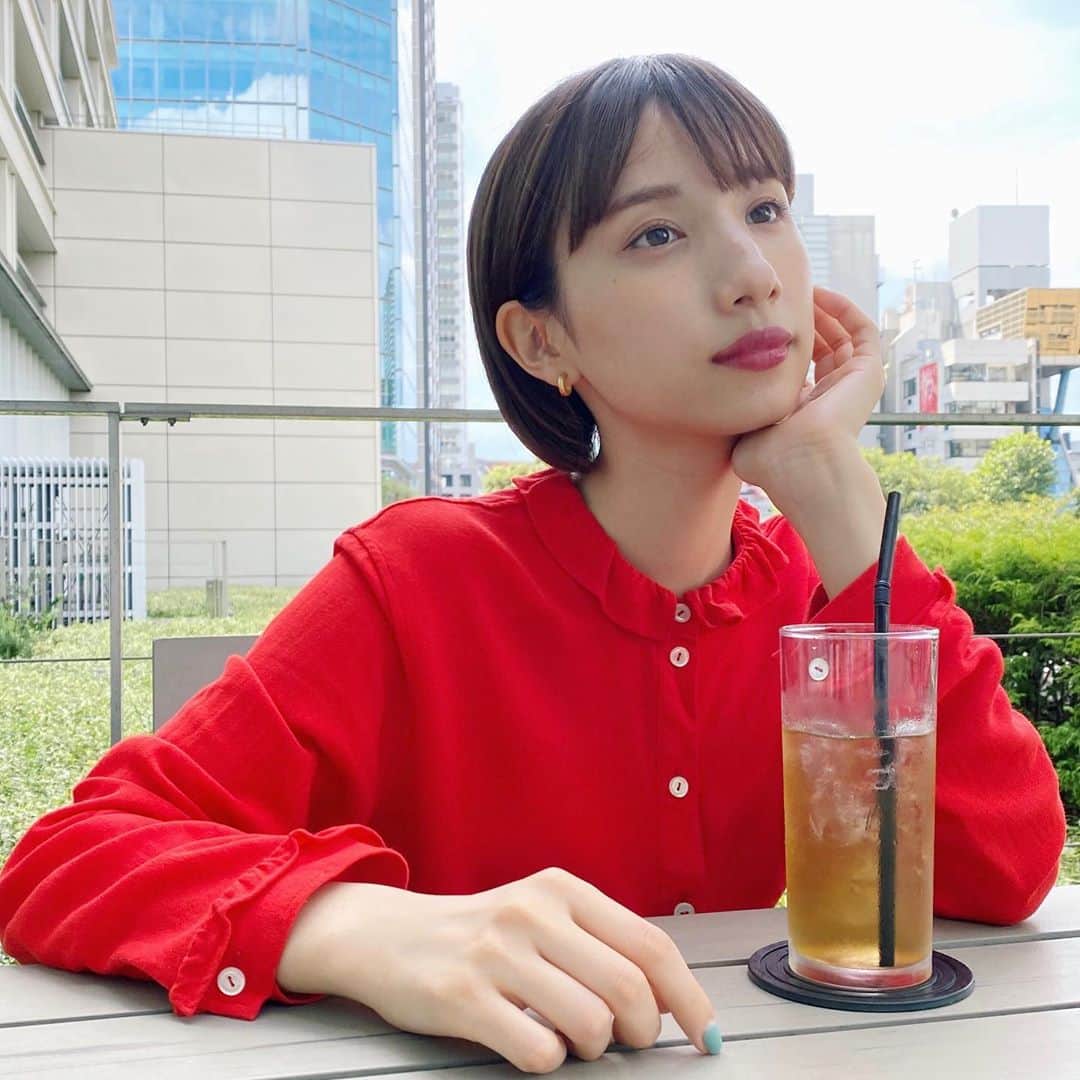 谷奥えまのインスタグラム：「今までは重めのボブにしてもらってたけど、最近は軽めにして耳にかけるのがお気に入り👂」