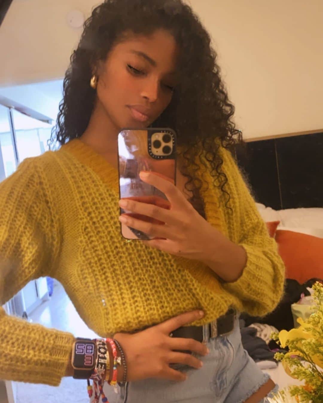 ダニジョーのインスタグラム：「Mad for Mustard 🍯 @narstarr in the Mustard Cropped Sweater and armparty #dannijogirls」
