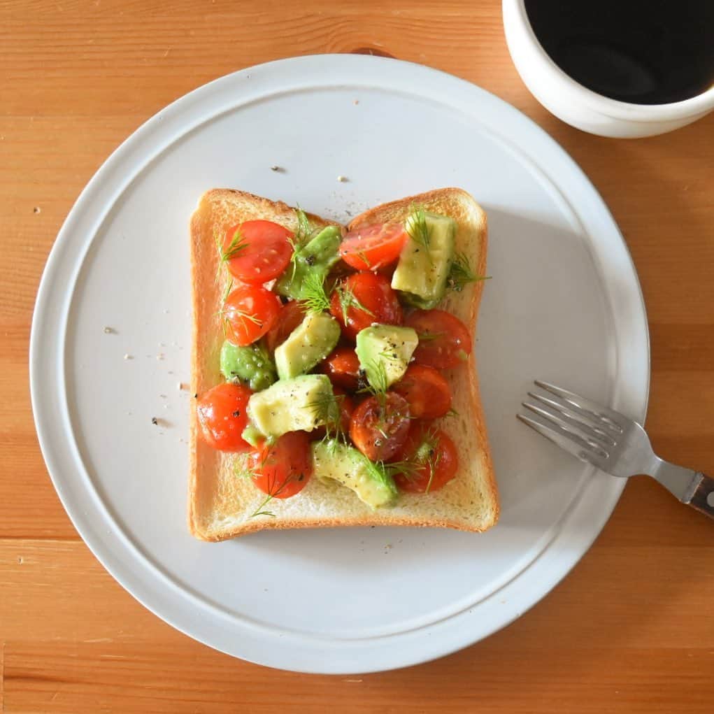 山崎佳のインスタグラム：「Today’s breakfast. 夫の友達から突然大量のミニトマトが届いたんだけど、子どもたちはミニトマト好きじゃないから、夫婦でせっせと食べている。なのに全然減っている気配がない…」