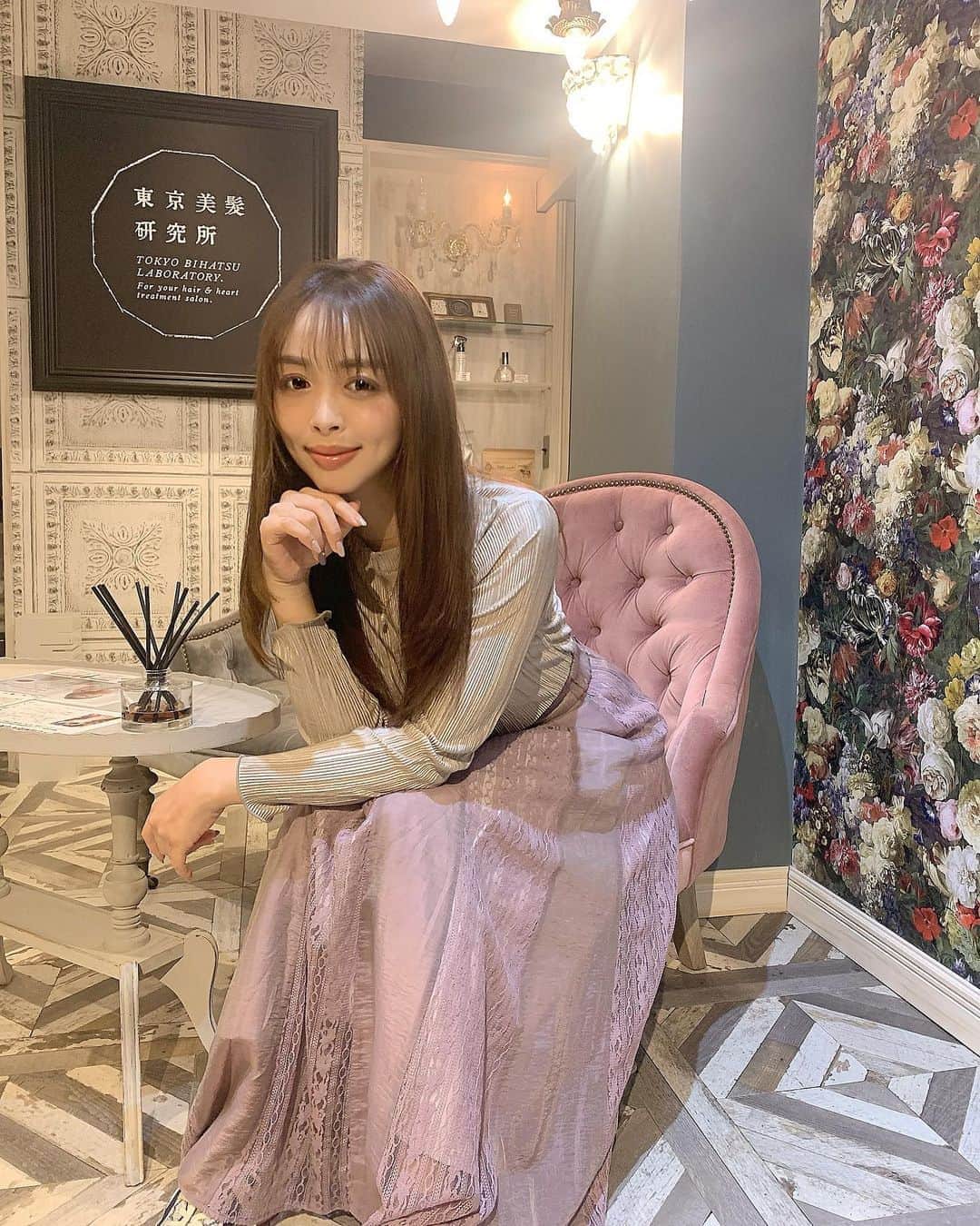 のインスタグラム：「頭皮からアンチエイジング💕﻿ ﻿ ﻿ ﻿ 前からお世話になってる、美髪研究所でお気に入りのメニュー、﻿ ﻿ 毛根細胞ヘッドスパを、またやってもらってきたよー♡﻿ ﻿ ﻿ ﻿ ﻿ もうね、ほんと気持ち良すぎてすぐ爆睡しちゃったwwww﻿ ﻿ ﻿ ヒト毛根細胞ヘッドスパは、次に頭皮から生えてくる毛が健康な綺麗な髪が生えてくるんだって♡﻿ ﻿ でもほんと髪の質がいい感じ✨﻿ ﻿ ﻿ ﻿ 綺麗な髪の毛ってやっぱり嬉しいね❤️﻿ ﻿ ﻿ ﻿ ﻿ その日、美容院出たら雨降ってきてたからと、店で用意してた傘をくれました😭🥺﻿ ﻿ マジ助かったぁ😭💕﻿ ﻿ ﻿ ﻿ @tokyo_bihatsu_lab  ありがとうございました！！！ ☻﻿ ﻿ またお願いしますー💕﻿ ﻿ ﻿ ﻿ ﻿ ﻿ ﻿ ﻿ #ツヤ髪#ヒト毛根細胞ヘッドスパ#ヘッドスパ#美髪研究所#恵比寿#恵比寿サロン﻿ ﻿ ﻿」