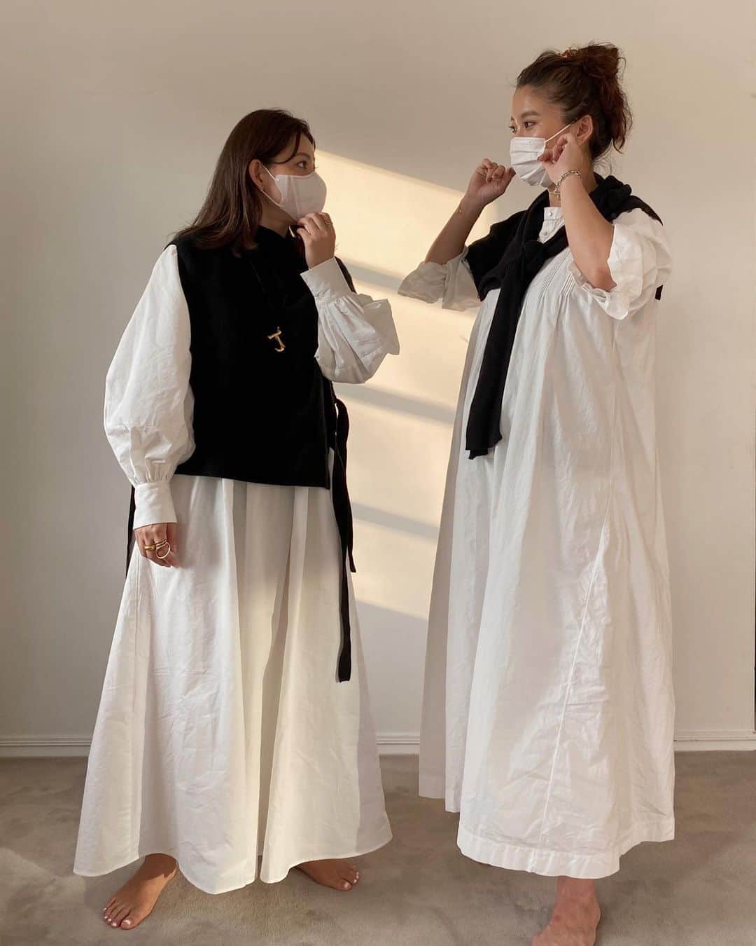 JUNNAのインスタグラム：「何でこんなに被るんでしょう？  2人の私服🤷🏻‍♀️✨  @sonekana / 170cm @junna / 156cm  着ているのは3年前に発売したニットベスト🧶 と　#2wayレイヤードワンピース 未だにお気に入りでずっとスタメン😌  #156cm #170cm #モノトーン #被り物#etretokyo #ニット #ニットベスト」