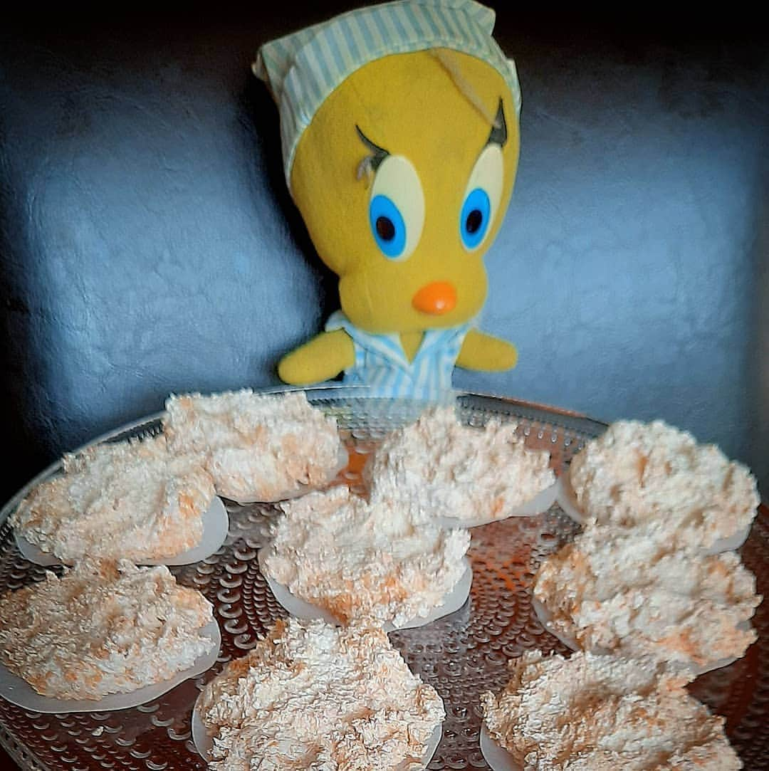 Little Yellow Birdさんのインスタグラム写真 - (Little Yellow BirdInstagram)「Something to sweeten this day...I think every one in the Netherlands can use it! Happy #honeygroveteapartytuesday and enjoy my coconut macaroons! Or should I call them 'Coronaroons'? #littleyellowbird #tweety #tweetykweelapis #adventures #yellow #bird #tuesday #teaparty #coconut #macaroons #kokosmakronen #sweet #stupidvirus #approachinglockdown #netherlands #stuffedanimalsofinstagram #plushiesofinstagram」10月13日 21時58分 - tweetykweelapis