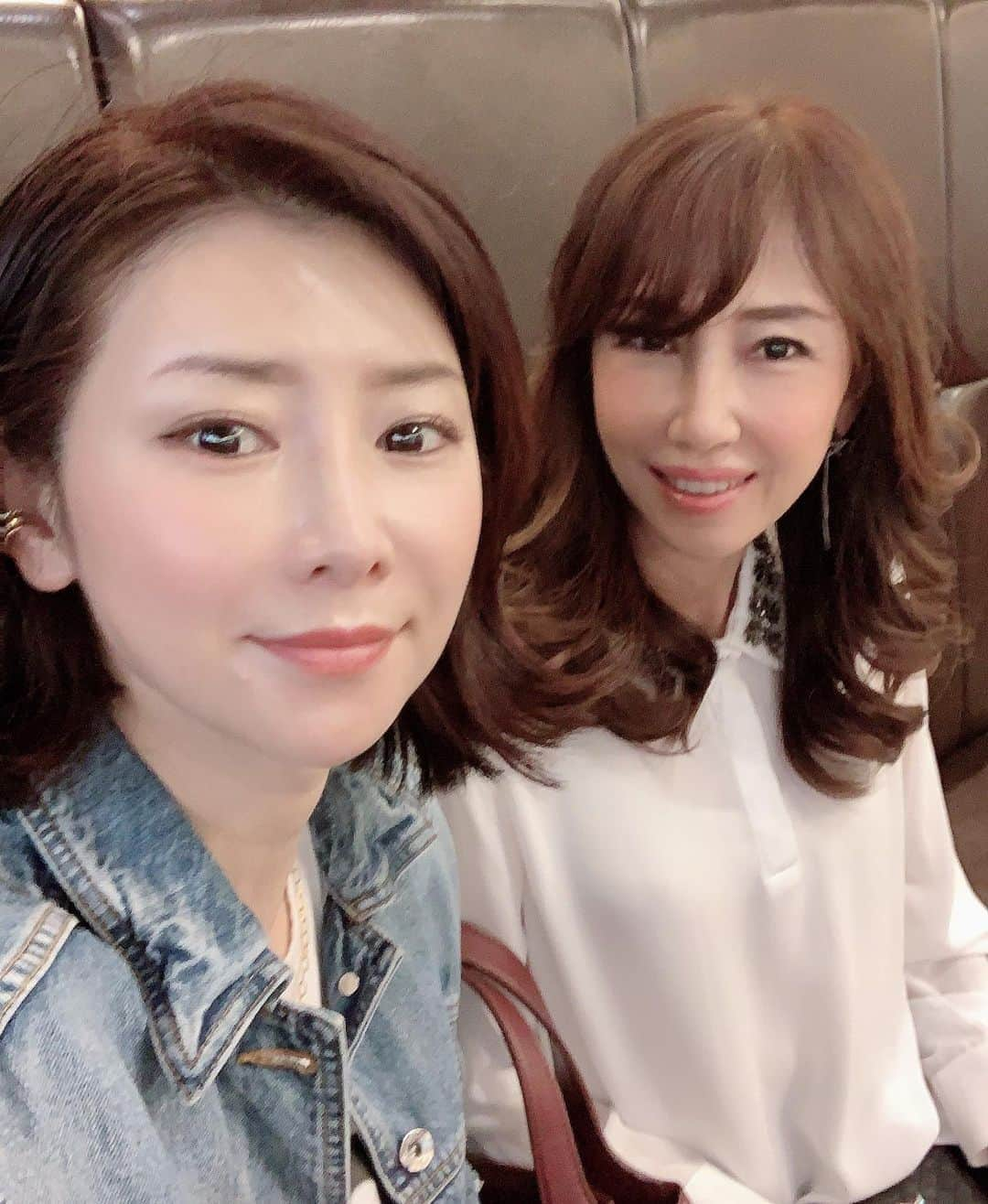 水谷雅子さんのインスタグラム写真 - (水谷雅子Instagram)「今日は玲子姉さんと 昔ながらの喫茶店でランチ🎶 ボリューム満点ソース焼そばですよ👍 お腹いっぱいなのに続いてケーキ屋さんへ🚗 食欲の秋ですね〜😋🍰💖 午後は玲子姉さんにメイク💄 メイク前にお手入れをしましたのでフェイスラインスッキリ！✨✨✨💖 艶メイクに仕上がってます😘✨✨ #ランチ#久しぶりのランチ#昔ながらの喫茶店#ソース焼そば #ケーキ#ケーキお持ち帰り  #メイク#艶メイク#華やかに #かっさマッサージ #スチーマー#美容オイル #イオン導入美顔器  #美は一日にしてならず」10月13日 22時10分 - mizutanimasako