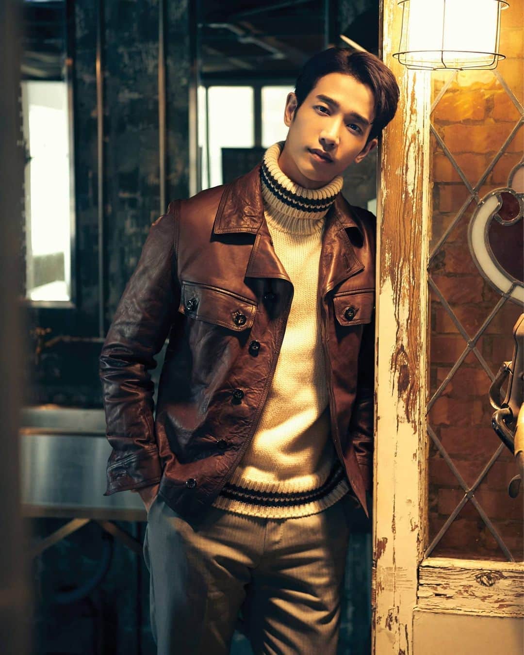 MR PORTERのインスタグラム：「Style fit for a Kingsman 👑 Mr Jasper Liu (@ryu19860812) pictured in the new Kingsman collection in #Legend (@hashtag_legend) magazine. Head to the link in bio to discover the full #MRPORTERxKingsman collection.   #JasperLiu」