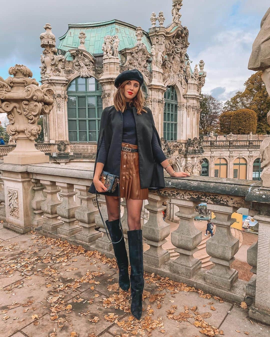 バーボラ・コディトヴァのインスタグラム：「Currently autumn favourites - especially my @jimmychoo boots 🍂」