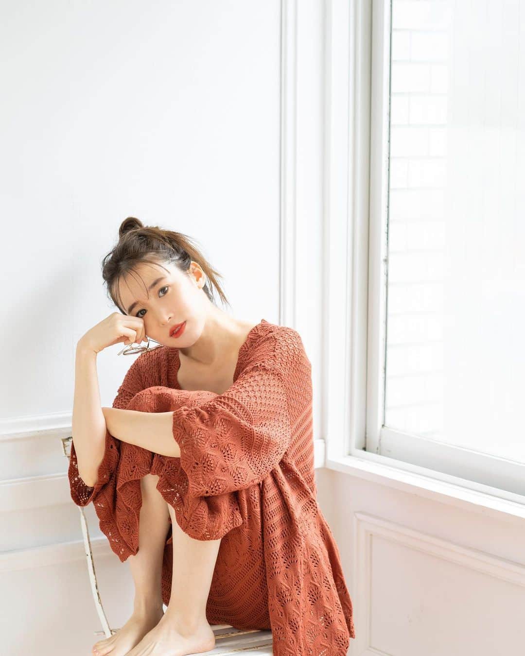 吉田友利恵のインスタグラム：「🧶 また暑くなったり寒くなったり。 体調には十分にお気をつけくださいね。 #撮影」