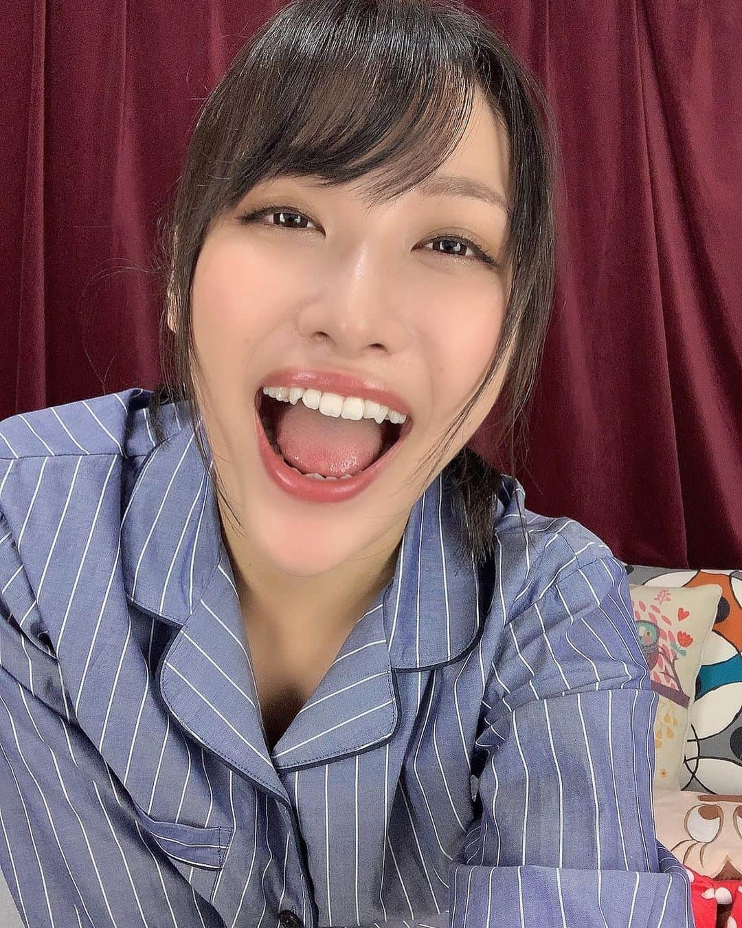 春原未来さんのインスタグラム写真 - (春原未来Instagram)「おやすみなさい★ 彼氏のパジャマ借りました風なイメージ。笑 大きめのTシャツをワンピースのように着るのも可愛いよね♡ .  Good night ★ An image that looks like I borrowed my boyfriend's pajamas.  lol I don't have a boyfriend🤣  #パジャマ姿 #pajamashirt #パジャマパーティー #pajamaparty #彼女とデートなうに使っていいよ #動画もあるよ #ベロ出し #tonguefetish #tongueout #ぺろぺろ #舐めたい #歯並び #toothtooth #fluffy #licklick #美味しいもの好きな人と繋がりたい #美味しいもの大好き #deliciousfoodies #ストライプシャツ #stripeshirt」10月13日 22時07分 - sunohara_miki