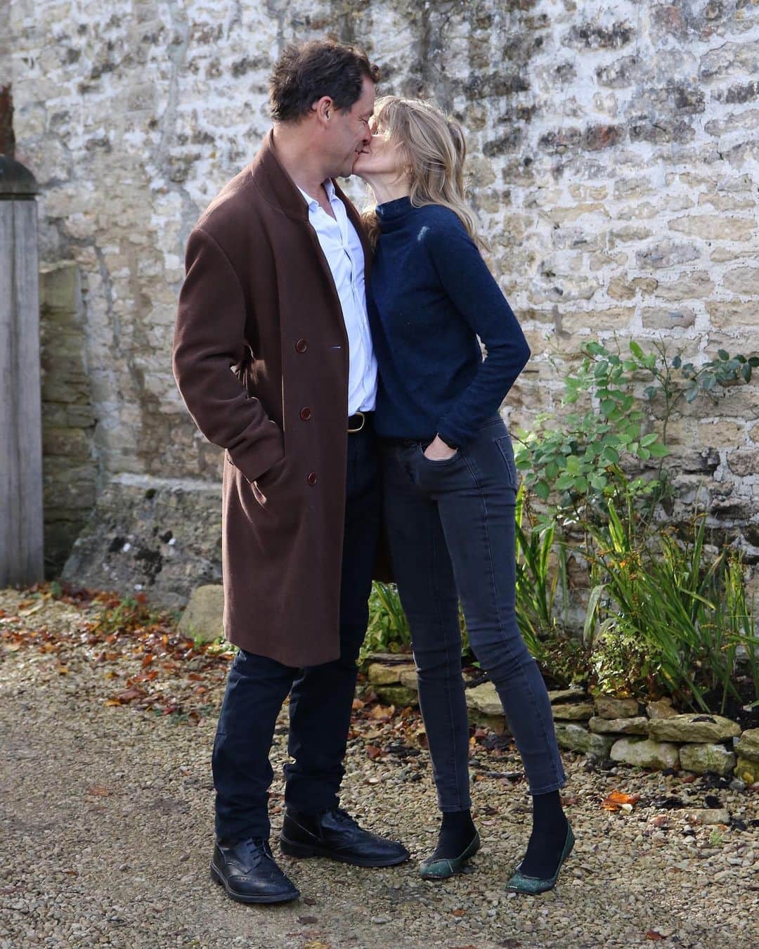 Just Jaredさんのインスタグラム写真 - (Just JaredInstagram)「Just one day after his PDA photos with Lily James, Dominic West and his wife Catherine FitzGerald shared a kiss and released a joint statement. Tap this pic in the LINK IN BIO to read what they said after he kissed another woman.  #DominicWest #CatherineFitzGerald Photos: Splash News」10月13日 22時08分 - justjared