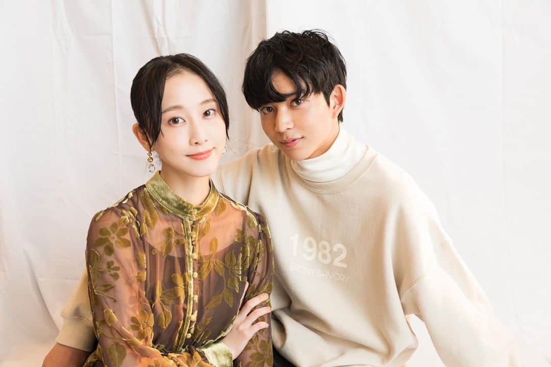 のインスタグラム：「. TVガイド10/16号の Close-up STARには 松井玲奈さんと鈴木仁さんに ご登場いただきました！ . TVガイドwebでは、誌面でご紹介しきれなかった ロングインタビューも掲載中！  webでは写真もたくさんあるので、 まだ見ていない方はぜひ✨  #TVガイド #松井玲奈 #鈴木仁 #30禁それは30歳未満お断りの恋  #FOD」